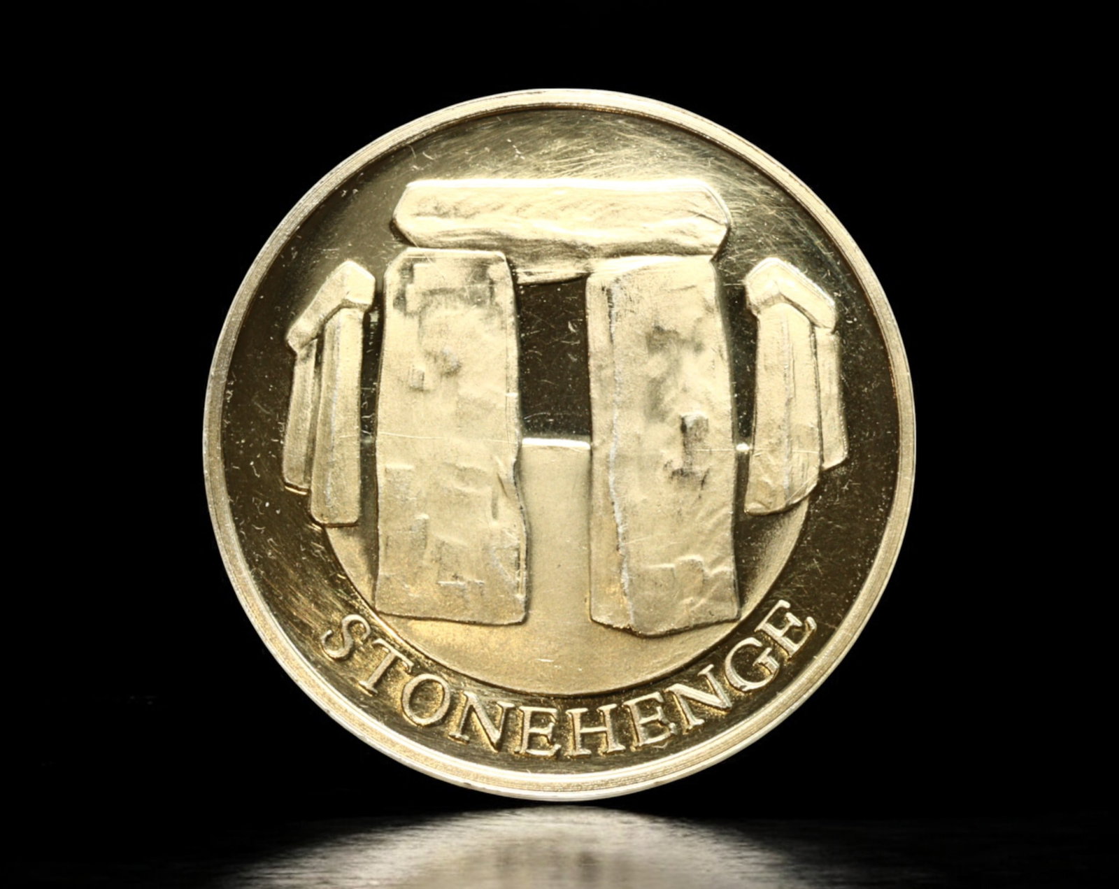UNITED KINGDOM: Stonehenge Commemorative Medal - Ancient World Heritage Site: A striking Stonehenge commemorative medal, struck in a gold-plated alloy, measuring 38mm in diameter and weighing 19g, celebrating one of the world's most famous prehistoric monuments. The obverse fea