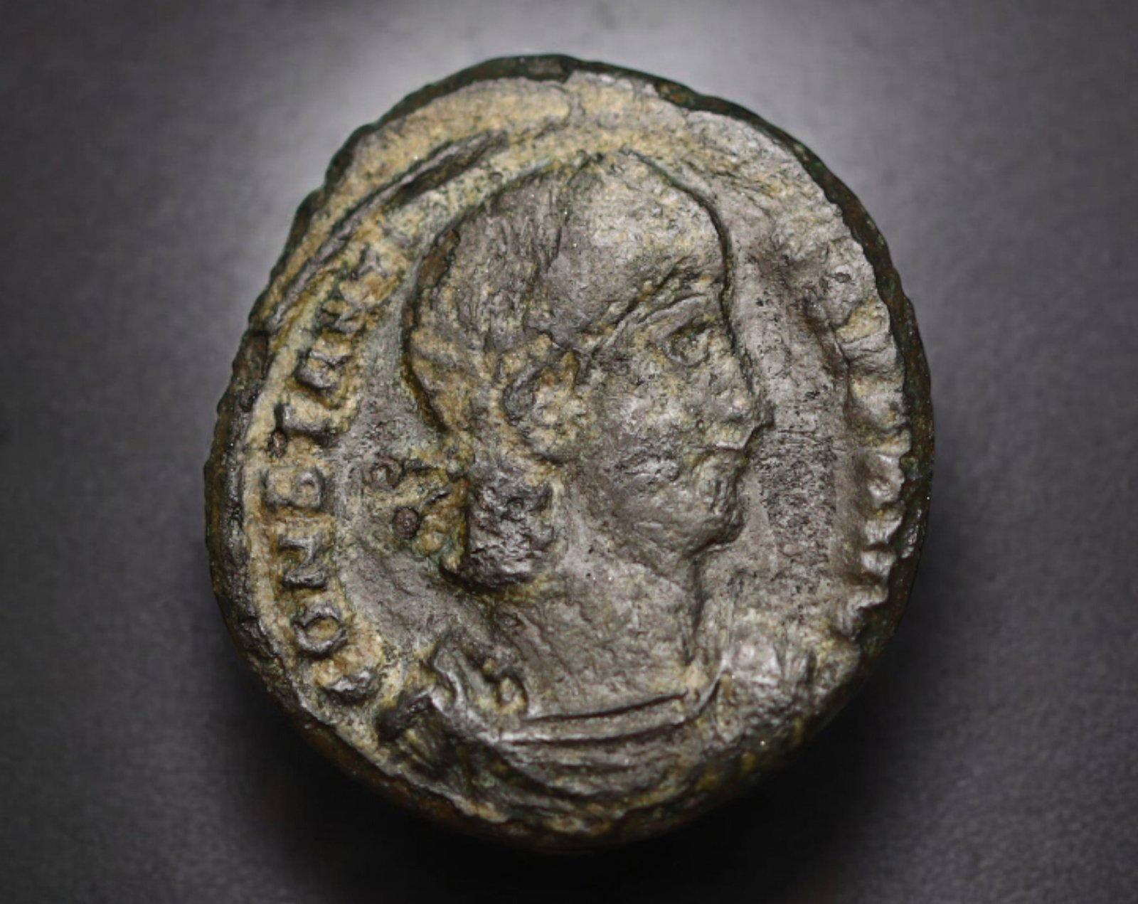 ROMAN EMPIRE: AE Coin - Bronze Issue, 17x15mm, 1.6g: A lot of bronze coins from the Roman Empire, reflecting the practical monetary fabric of the Imperial economy. These modestly sized bronzes likely span different emperors and issues, underscoring the 