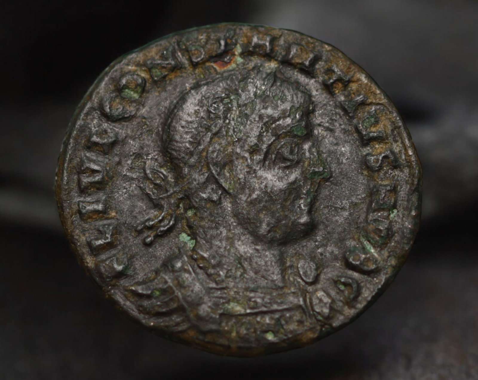 ROMAN EMPIRE: AE Coin - Bronze Issue, 17x18mm, 1.5g: A lot of bronze coins from the Roman Empire, reflecting the practical monetary fabric of the Imperial economy. These modestly sized bronzes likely span different emperors and issues, underscoring the 