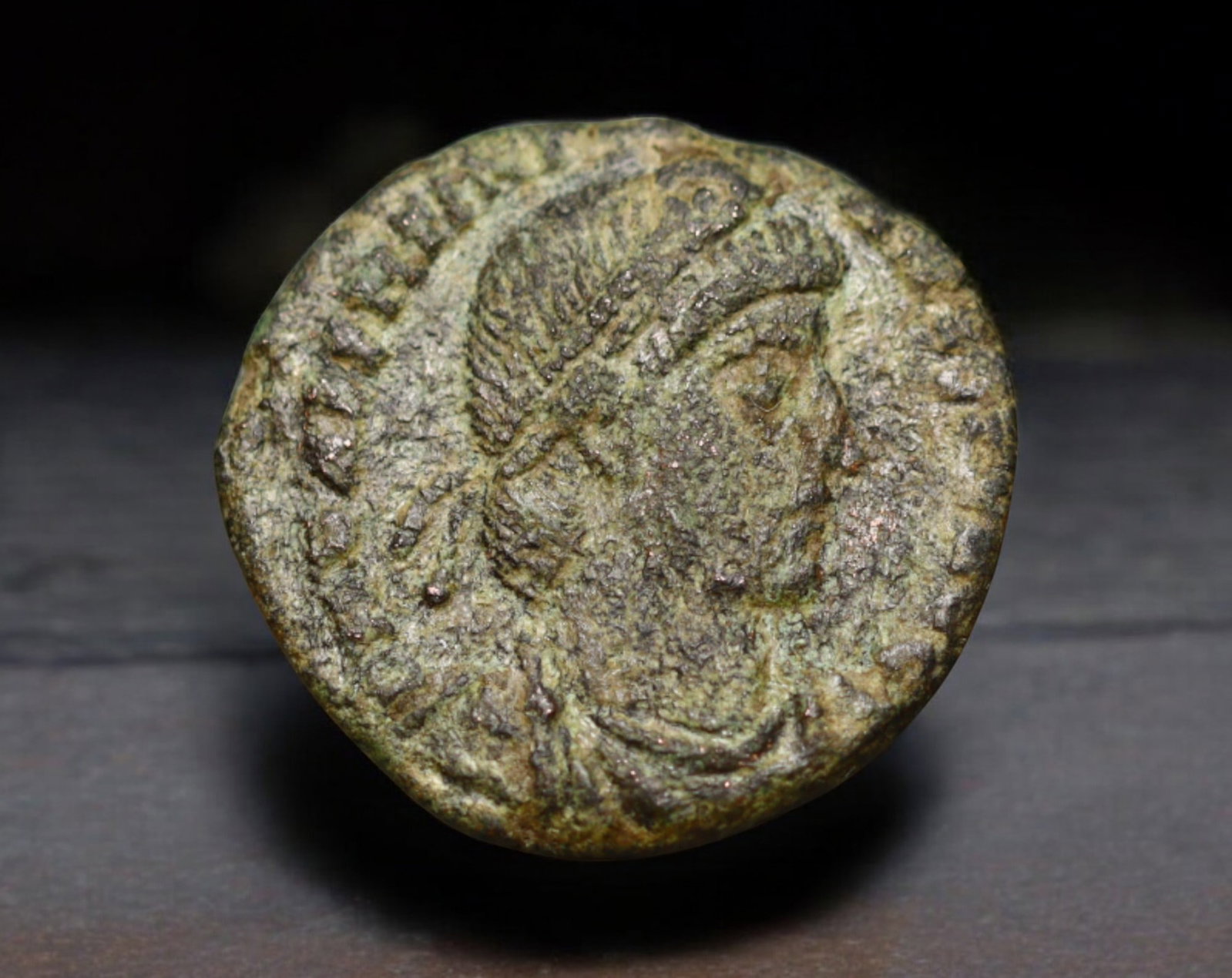 ROMAN EMPIRE: AE Coin - Bronze Issue, 17mm, 1.7g: A lot of bronze coins from the Roman Empire, reflecting the practical monetary fabric of the Imperial economy. These modestly sized bronzes likely span different emperors and issues, underscoring the 