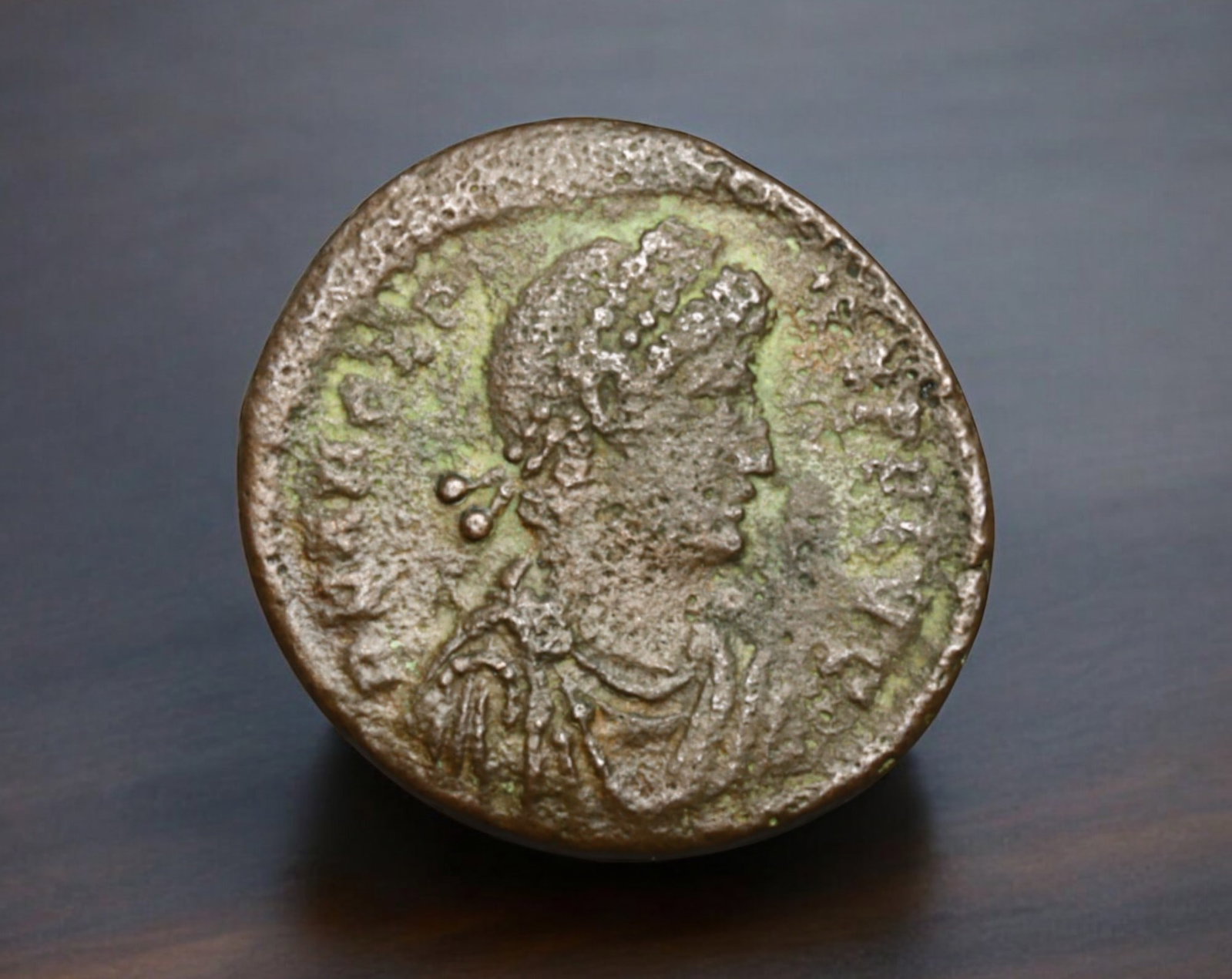 ROMAN EMPIRE: AE Coin - Bronze Issue, 18mm, 2.1g: A lot of bronze coins from the Roman Empire, reflecting the practical monetary fabric of the Imperial economy. These modestly sized bronzes likely span different emperors and issues, underscoring the 