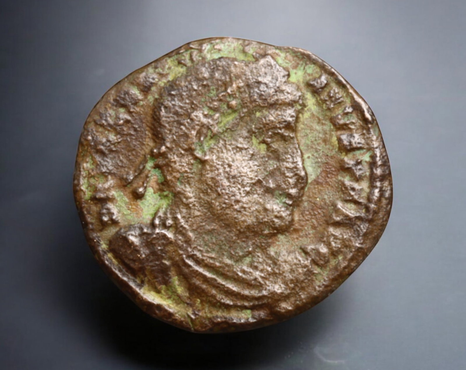 ROMAN EMPIRE: AE Coin - Bronze Issue, 17x18mm, 1.5g: A lot of bronze coins from the Roman Empire, reflecting the practical monetary fabric of the Imperial economy. These modestly sized bronzes likely span different emperors and issues, underscoring the 