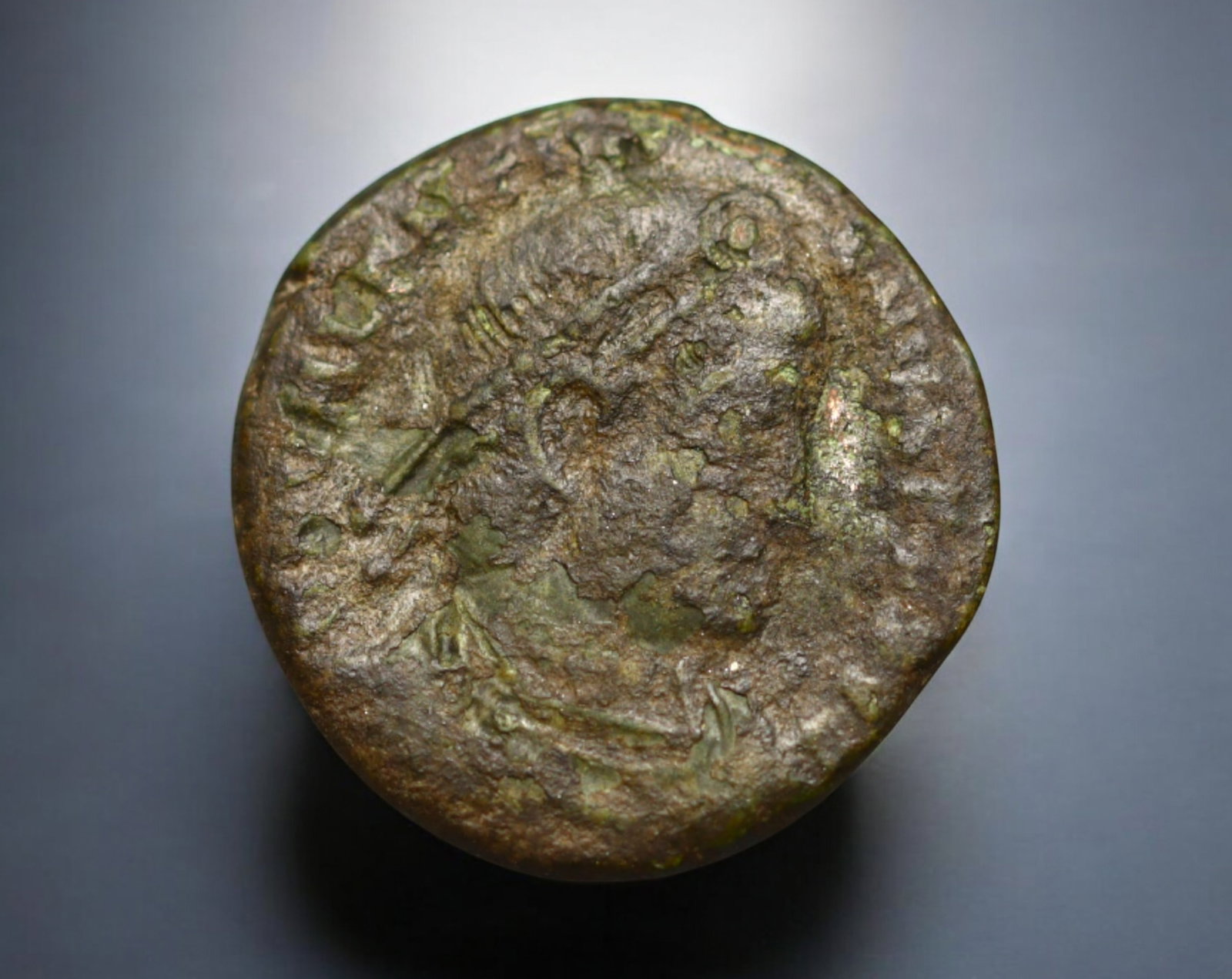 ROMAN EMPIRE: AE Coin - Bronze Issue, 17x18mm, 2.9g: A lot of bronze coins from the Roman Empire, reflecting the practical monetary fabric of the Imperial economy. These modestly sized bronzes likely span different emperors and issues, underscoring the 