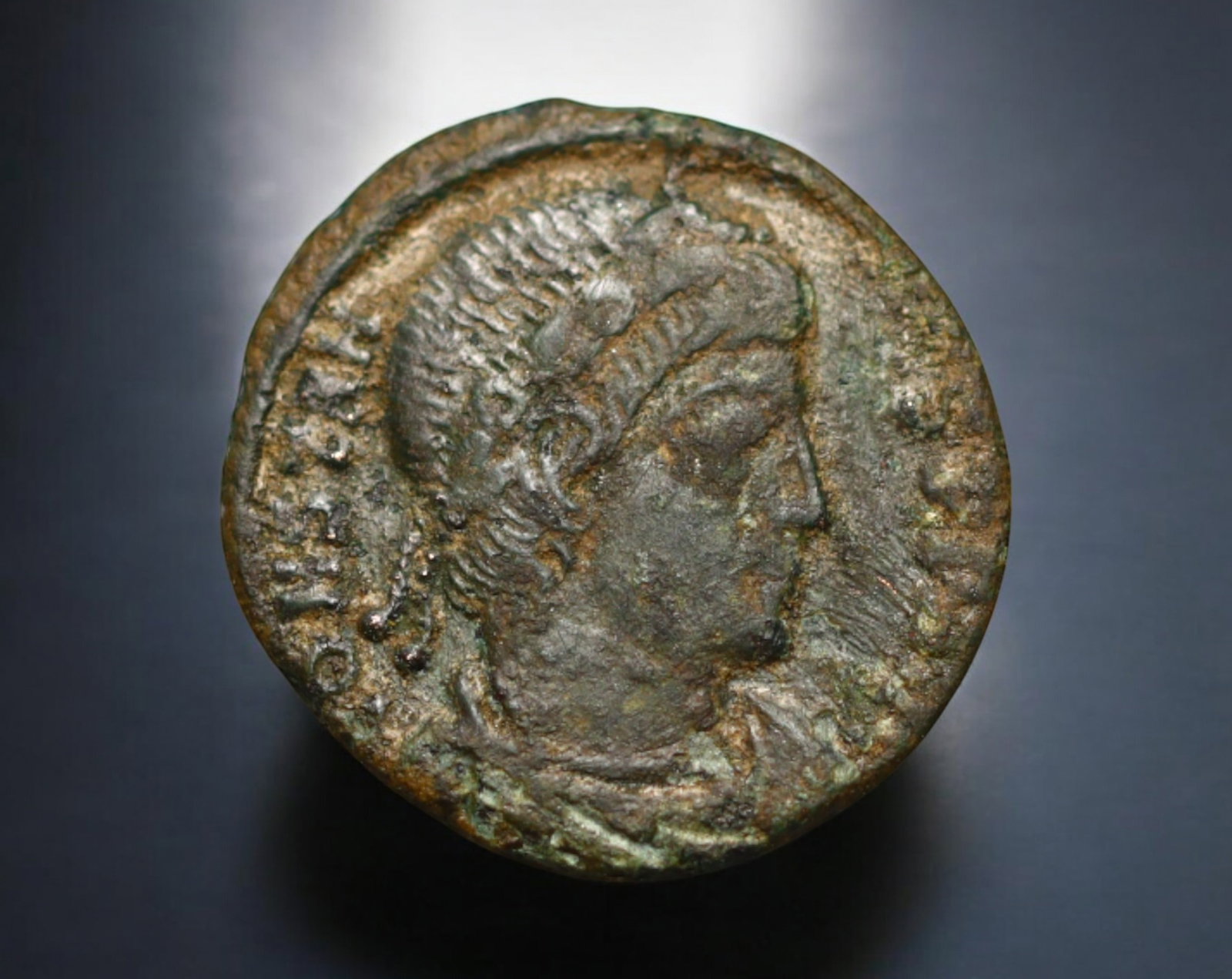 ROMAN EMPIRE: AE Coin - Bronze Issue, 15x16mm, 1.5g: A lot of bronze coins from the Roman Empire, reflecting the practical monetary fabric of the Imperial economy. These modestly sized bronzes likely span different emperors and issues, underscoring the 