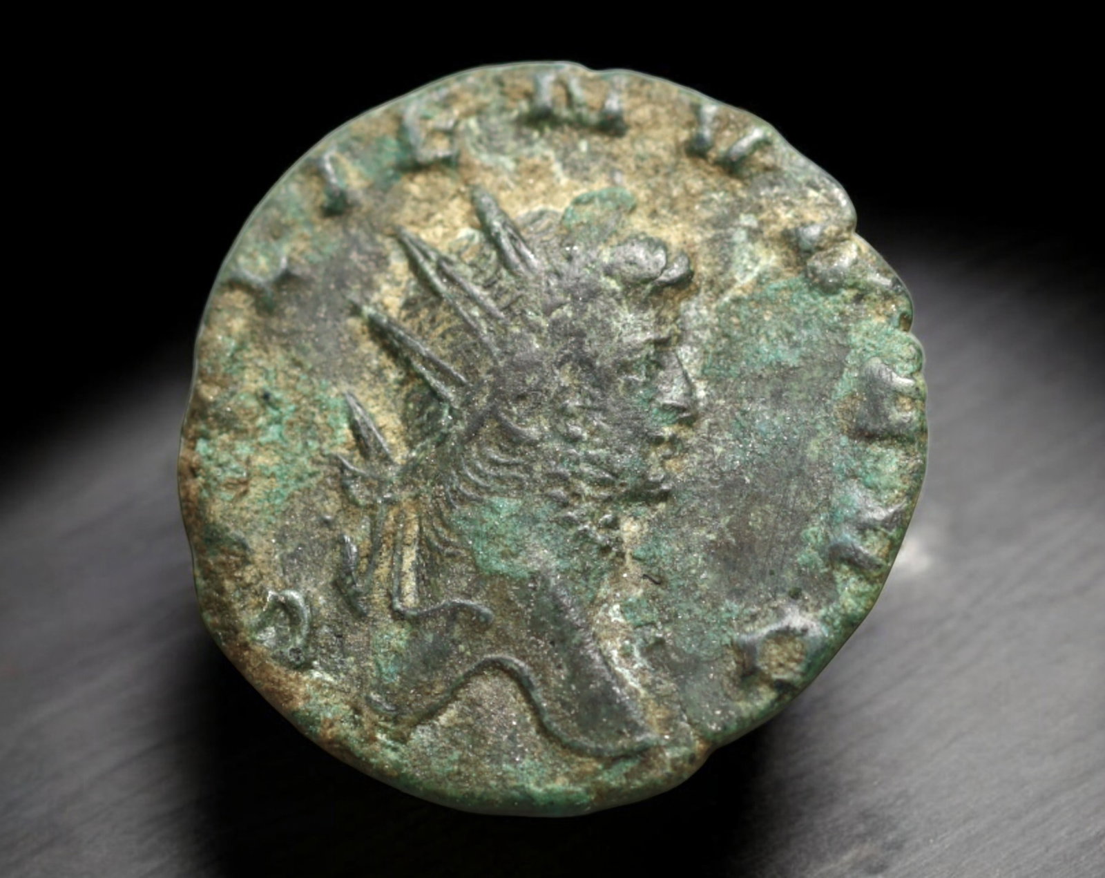 ROMAN EMPIRE: AE Coin - Bronze Issue, 18mm, 1.8g: A lot of bronze coins from the Roman Empire, reflecting the practical monetary fabric of the Imperial economy. These modestly sized bronzes likely span different emperors and issues, underscoring the 