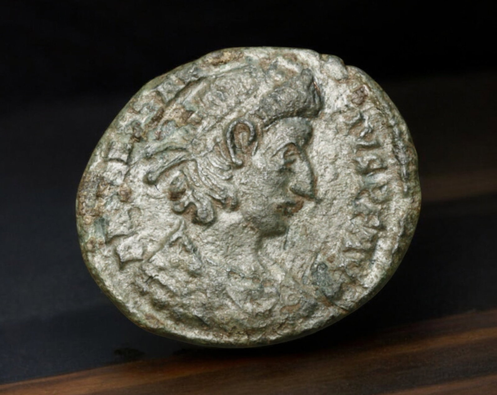 ROMAN EMPIRE: AE Coin - Bronze Issue, 17x2mm, 1.8g: A lot of bronze coins from the Roman Empire, reflecting the practical monetary fabric of the Imperial economy. These modestly sized bronzes likely span different emperors and issues, underscoring the 