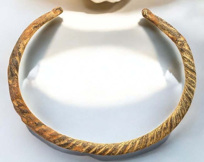 ANCIENT EUROPE: Twisted Bronze Torc Bracelet - Celtic, c. 5th-2nd Century BCE: A finely crafted ancient Celtic bronze torc bracelet, measuring 4 x 7.9 cm and weighing 59g, featuring a distinct twisted design that exemplifies the superior metalworking skills of the period. The op