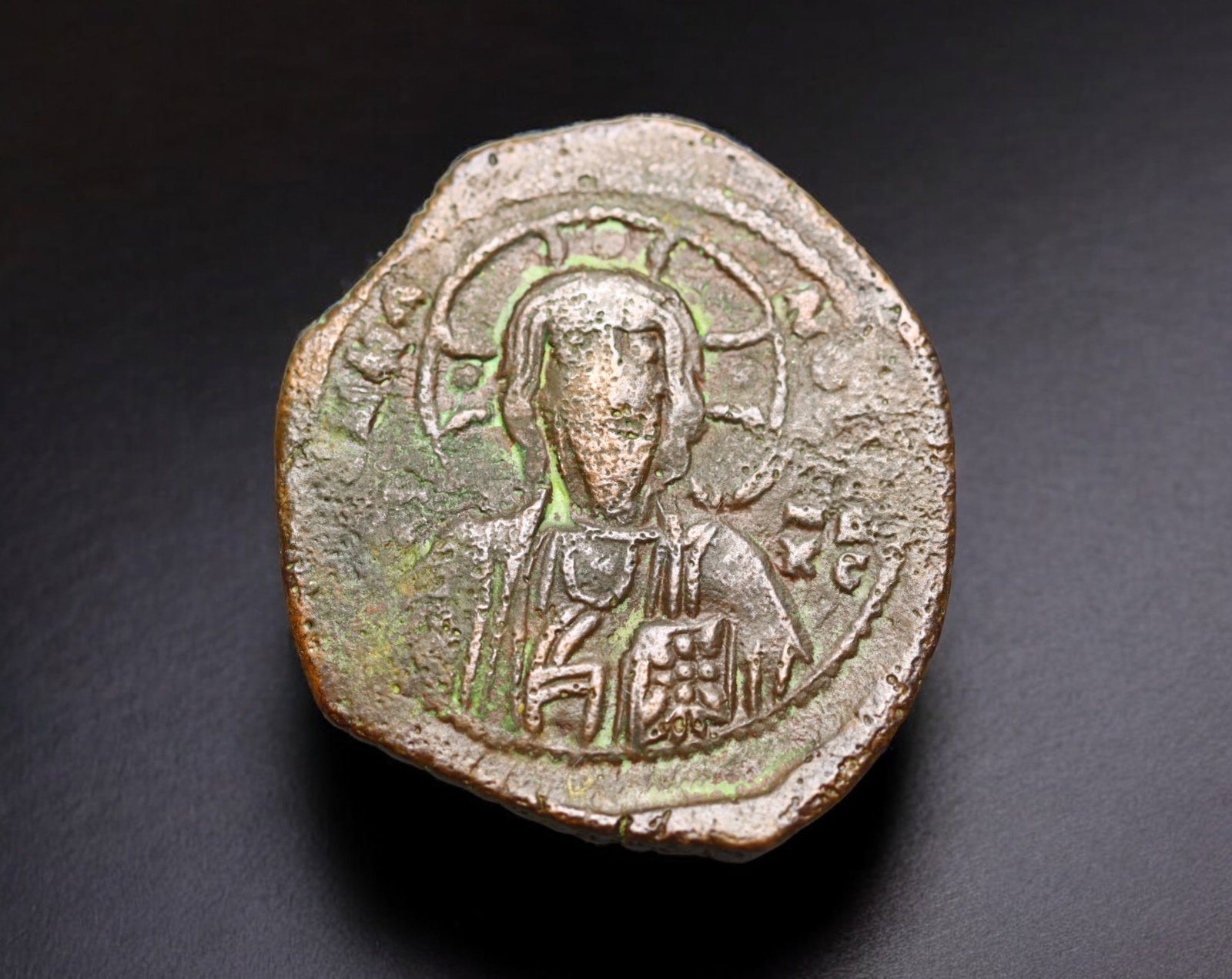 BYZANTINE EMPIRE: AE Follis - Christ Pantocrator, 28x26mm, 7.3g: A large and boldly struck bronze follis from the Byzantine Empire, measuring 28x26mm and weighing 7.3g, featuring the iconic image of Christ Pantocrator. This powerful religious motif, introduced in t