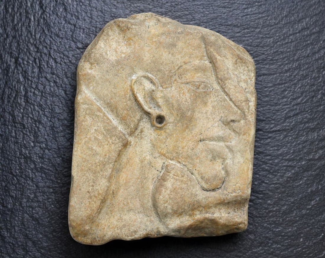 EGYPTIAN REVIVAL: Akhenaten Relief Carving Plaque - Terracotta, 19th/20th Century, 13x10cm, 573g (1 of 2)