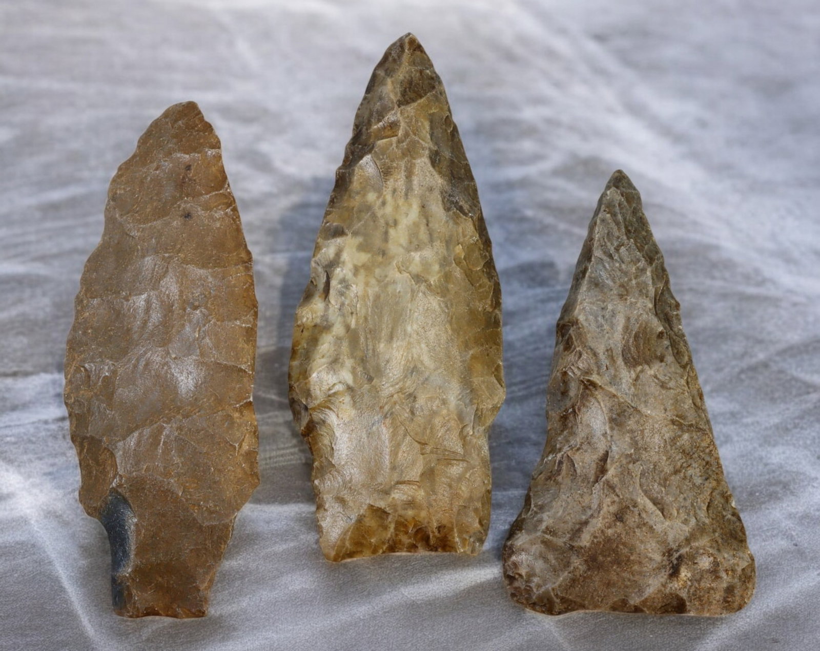 NORTH AMERICA: Native American Flint Projectile Points & Blades (3 pcs) - Pre-Columbian Era: A striking collection of three Native American flint projectile points and blades, measuring between 6-8 cm, with a total weight of 61g. These expertly knapped artifacts exhibit the characteristic fla