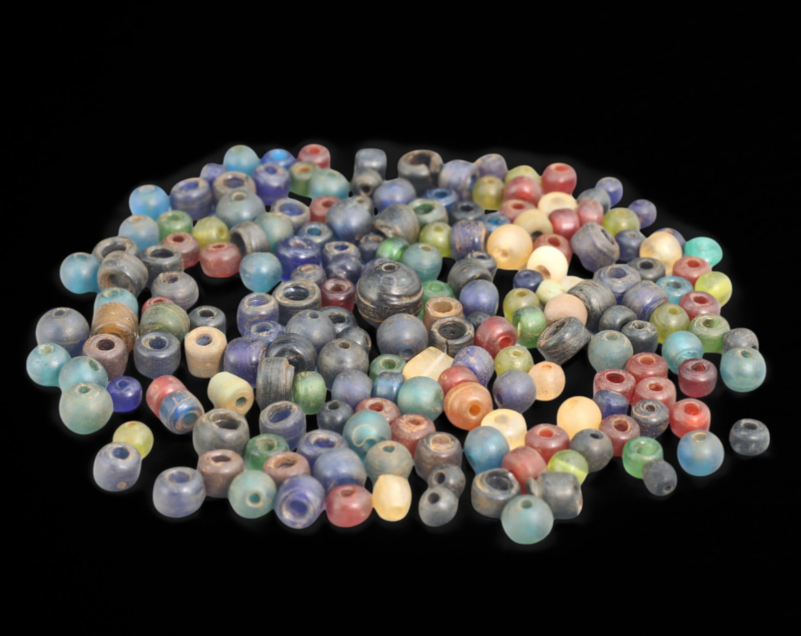 Collection of Vintage Art Glass Beads - Antique & Handmade, 139g: A captivating assortment of vintage and antique art glass beads, showcasing masterful craftsmanship and unique design elements. These handcrafted beads exhibit intricate detailing, applied textures, a