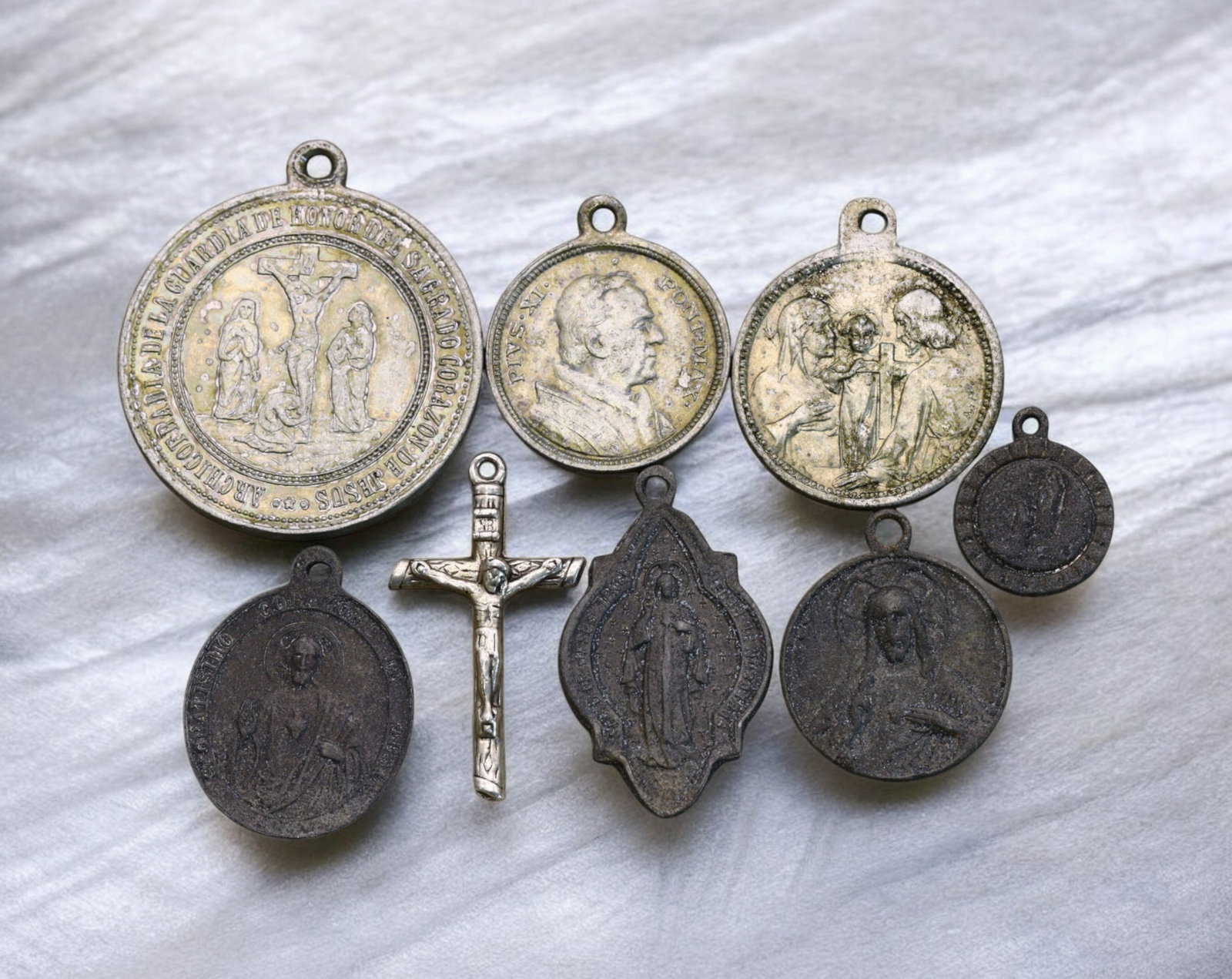 EUROPE: Sacred Heart & Papal Religious Medal Lot - Devotional Artifacts, 19th-20th Century (8pcs): An exquisite assortment of eight religious medals and a crucifix, showcasing deep Catholic devotion with finely detailed engravings. Ranging from 1.7cm to 3.6cm and weighing 13g, this set includes lar