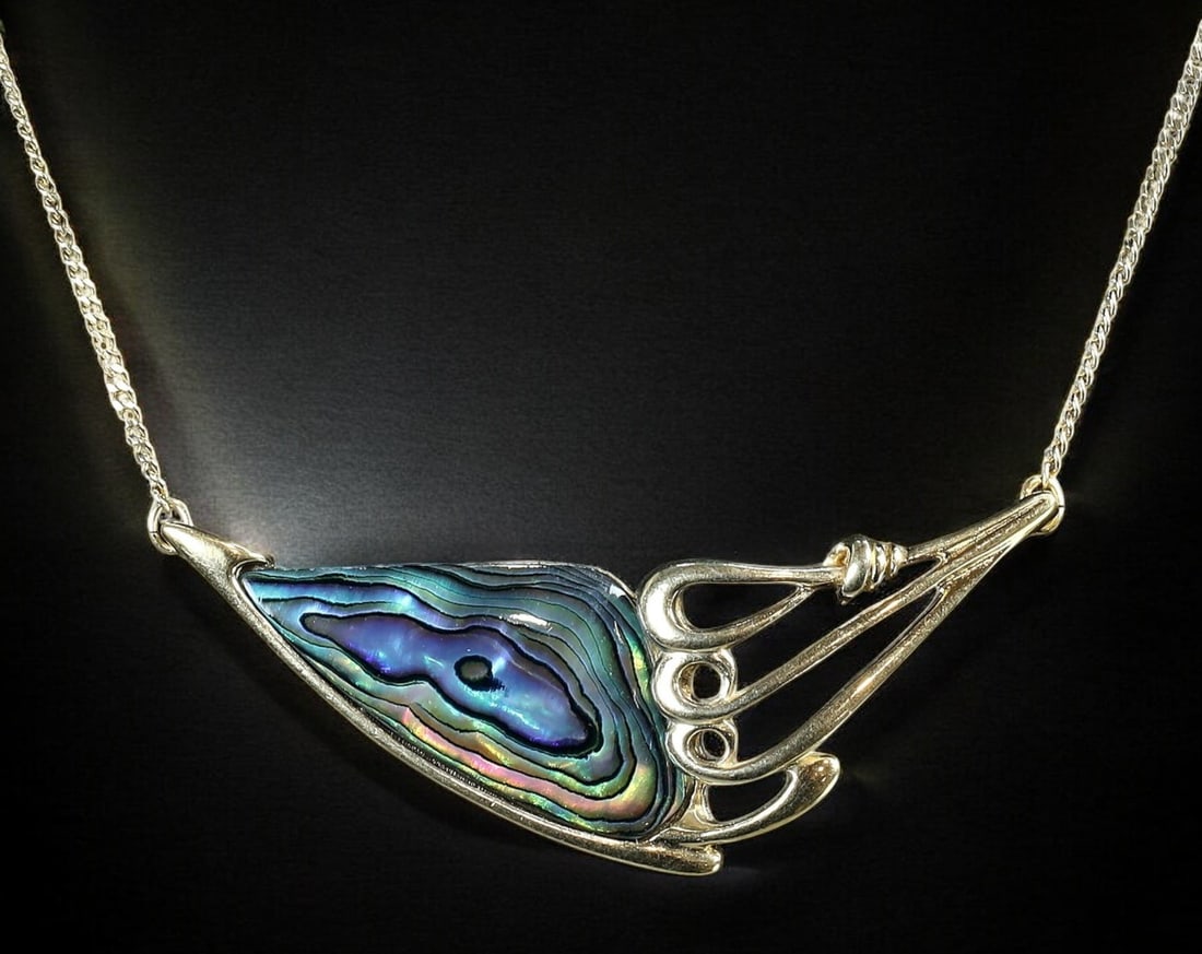 VINTAGE: Art Nouveau-Style Abalone Shell Pendant Necklace - Unmarked, 44cm, 6.3g: A captivating vintage necklace featuring an elegant Art Nouveau-inspired pendant with a shimmering abalone shell centerpiece. Measuring approximately 44cm in length and weighing 6.3g, this unmarked pi