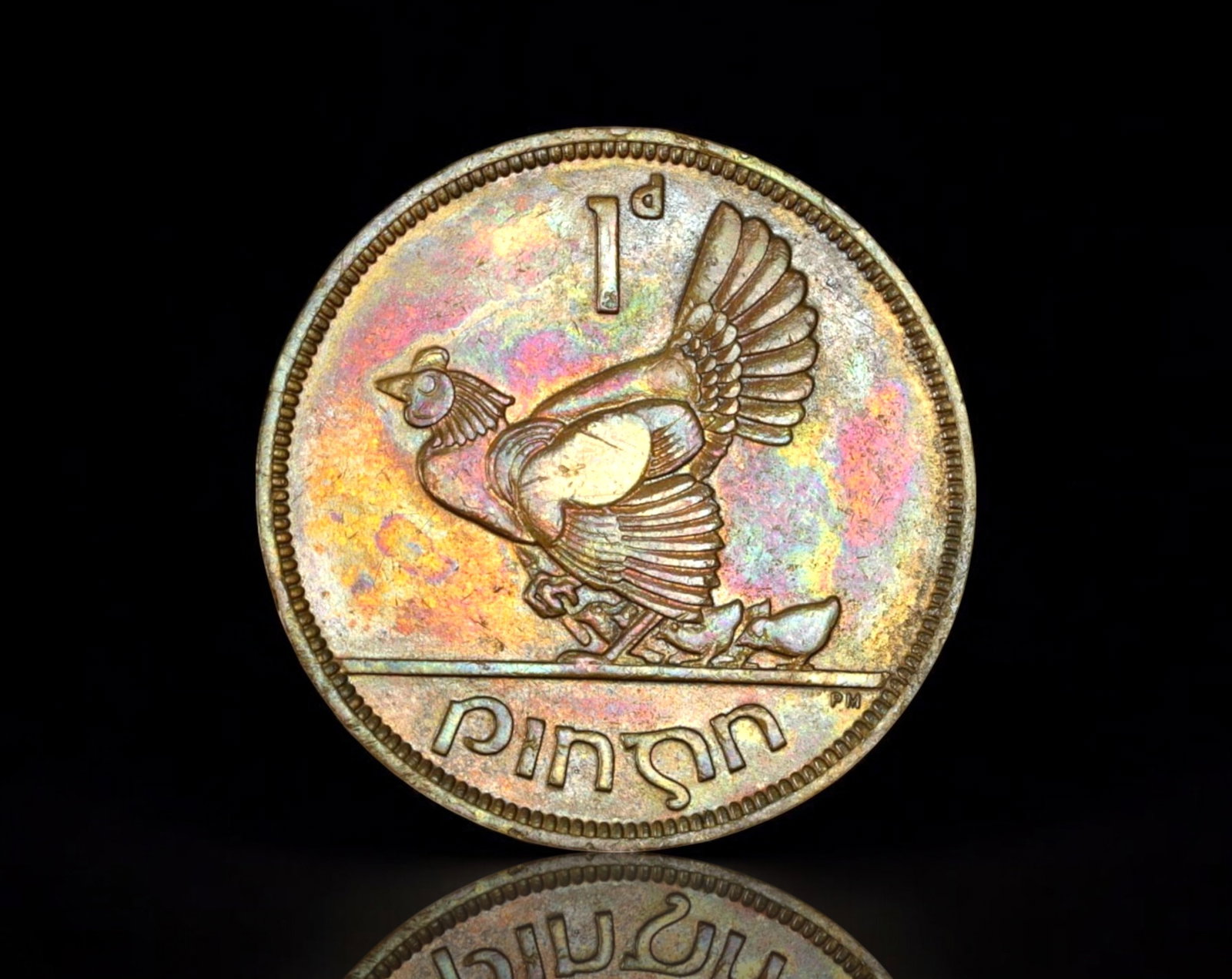IRELAND: 1 Penny Coin - 1941, Bronze Coin, 3cm, 9.2g: A beautifully toned 1941 Irish pingin (Penny Coin), struck in bronze, measuring 3cm in diameter and weighing 9.2g. The obverse features the iconic Brian Boru harp, a national symbol of Ireland, with t
