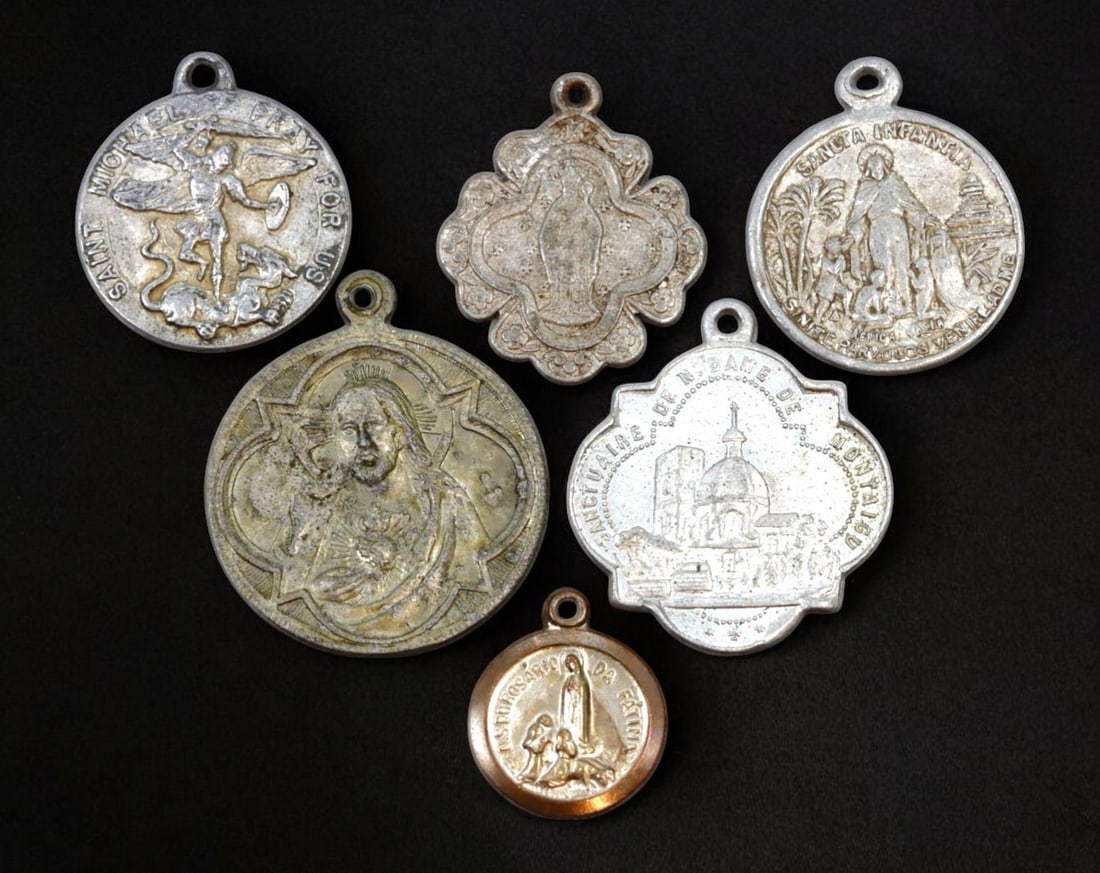 FRANCE/SPAIN: Religious Medals Set - St. Michael, Sacred Heart, Sanctuary of Montaigu & Others: A remarkable collection of six religious medals, varying between 1.5 cm and 3 cm in size, with a combined weight of 8 grams. This set features a powerful St. Michael the Archangel medal inscribed Pray