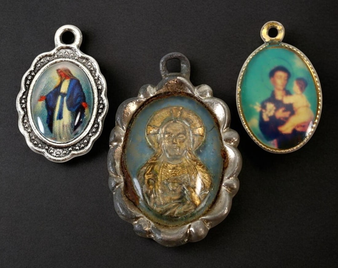 EUROPE: Antique Religious Medals - 3pcs, 8g, 2-2.5cm, 20th Century: A set of antique religious medals, totaling three pieces, each measuring between 2 to 2.5 cm with a combined weight of 8 grams. These devotional pendants feature beautifully detailed images of the Vir
