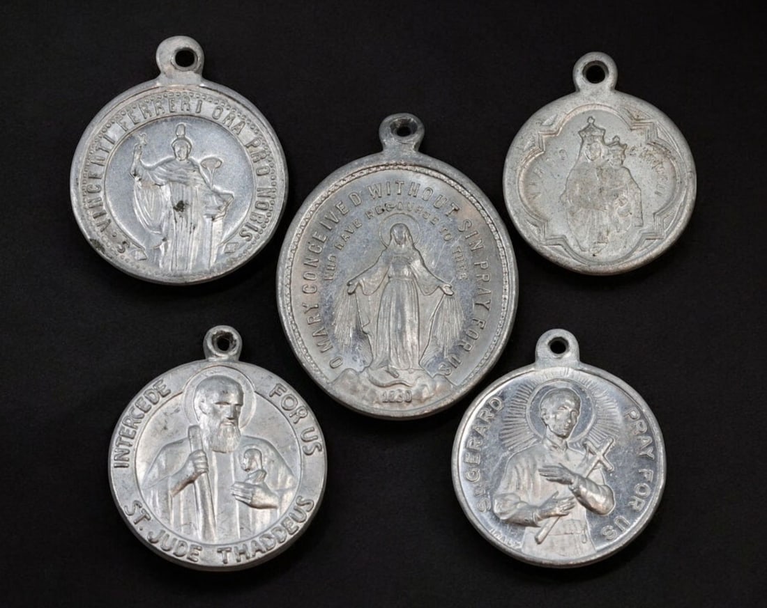 FRANCE/VATICAN: Catholic Religious Medals - Silver-Tone Metal, 20th Century (Set of 5): A diverse collection of five silver-tone Catholic devotional medals, ranging from 2 cm to 2.7 cm in size, with a total weight of 4 grams. This set features beautifully detailed representations of St. 