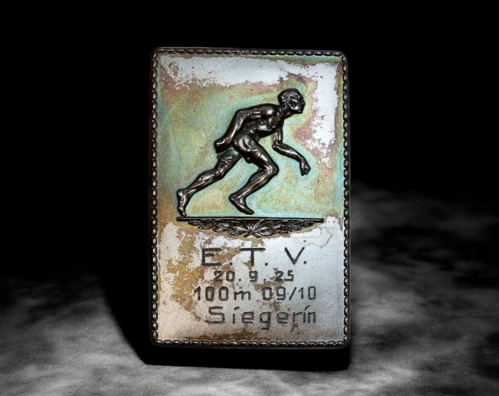 GERMANY: E.T.V. Women's 100m Sprint Sport Award Plaque - Bronze, 1925: A finely detailed rectangular bronze plaque (60mm x 40mm, 50g), awarded on September 20, 1925, by E.T.V. (likely a German sports club or Turnverein) for excellence in the 100-meter sprint. The obverse