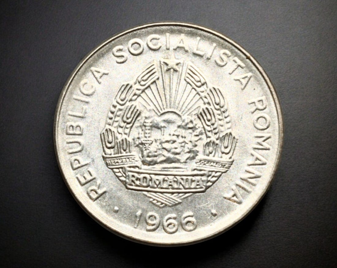 ROMANIA: Socialist Republic - 25 Bani Coin, 1966: A well-preserved 25 Bani coin from the Socialist Republic of Romania, minted in 1966. Struck in a nickel-brass alloy, it weighs 3.4g and measures 2.2cm in diameter. The obverse features the national e