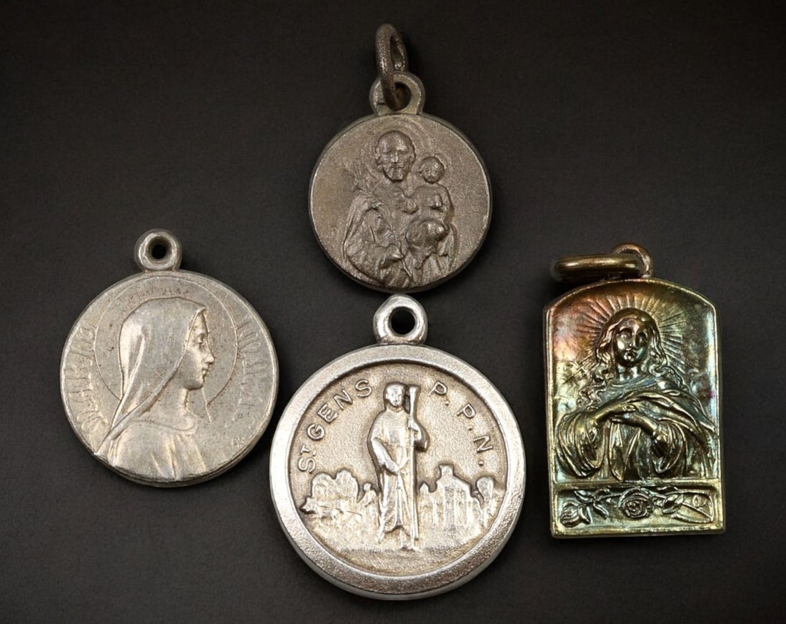 FRANCE: Catholic Devotional Medal Set - Silver & Brass, 19th-20th Century (4 pcs): A distinguished collection of four religious medals, crafted in silver and brass, ranging from 1.5 cm to 2 cm in size with a combined weight of 8.5g. This set features finely detailed depictions of ke