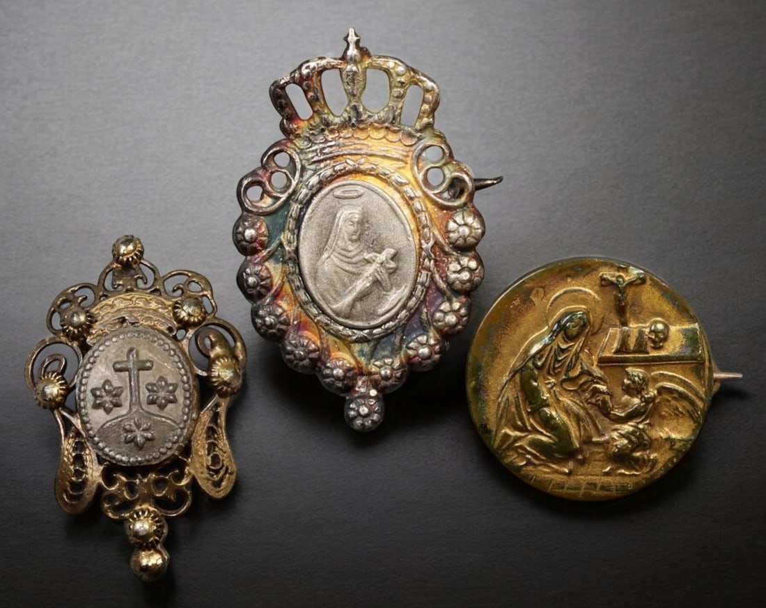 FRANCE: Catholic Religious Brooch & Medal Set - Silver & Brass, 19th-20th Century (3 pcs) (1 of 2)
