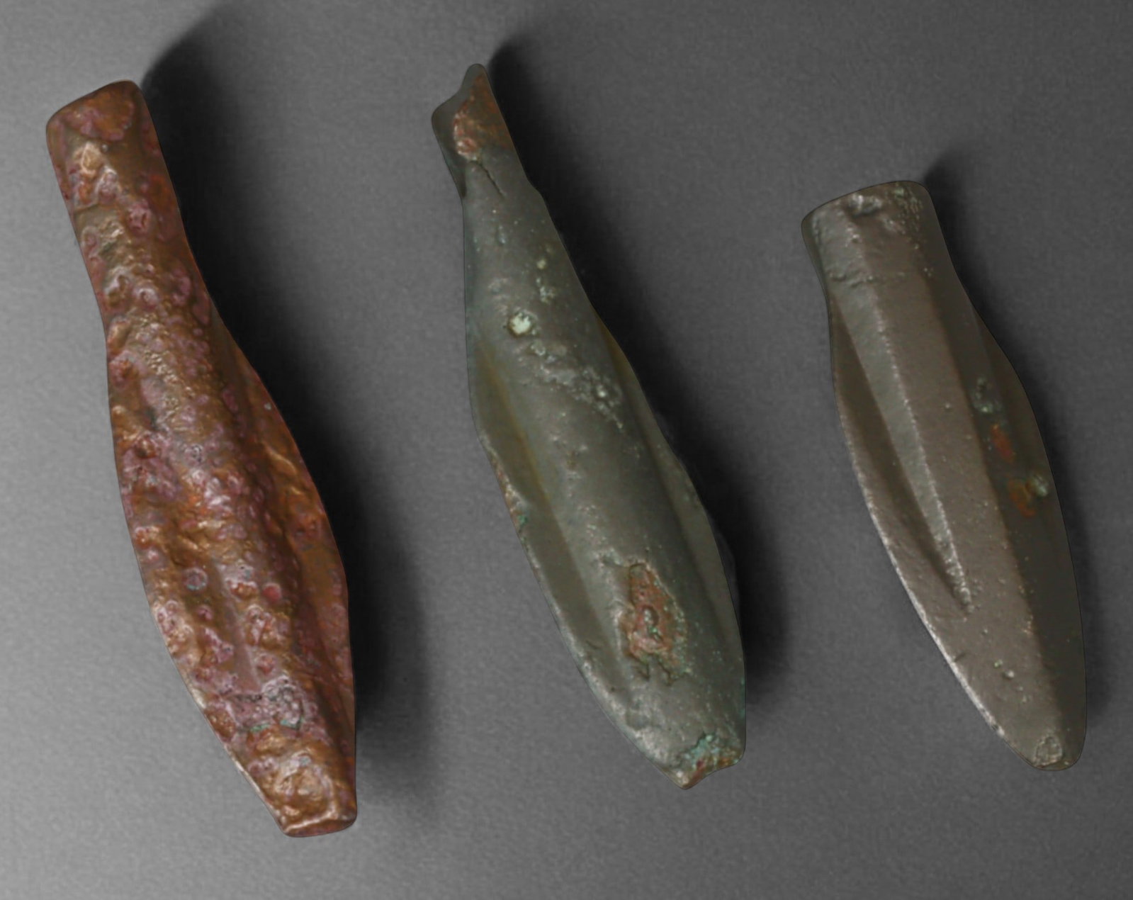 ANCIENT STEPPE: Scythian-Sarmatian Bronze Arrowheads - Socketed War Projectiles, 7th-3rd Century BCE: A well-preserved set of ancient Scythian - Sarmatian bronze arrowheads from the nomadic warrior cultures of the Eurasian steppe, dating to the 7th-3rd century BCE. These expertly cast socketed arrowhe