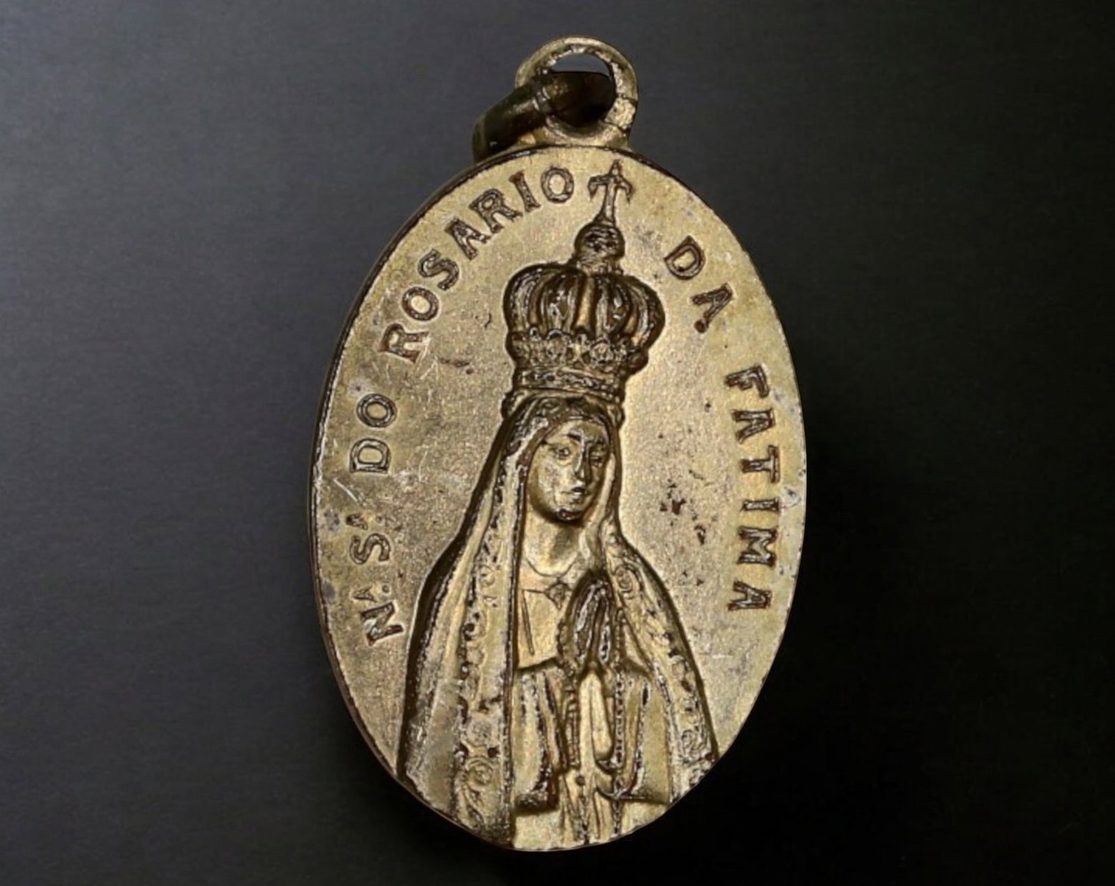 PORTUGAL: Nossa Senhora do Rosario de Fatima Medal - Marian Apparition, 20th Century: A devotional medal honoring Our Lady of the Rosary of Fatima, one of the most revered Marian apparitions. The obverse features a crowned Virgin Mary in flowing robes, while the reverse depicts the fam