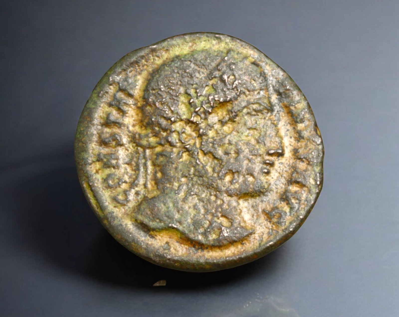 ROMAN EMPIRE: AE Coin - Bronze Issue, 18mm, 1.8g: A lot of bronze coins from the Roman Empire, reflecting the practical monetary fabric of the Imperial economy. These modestly sized bronzes likely span different emperors and issues, underscoring the 
