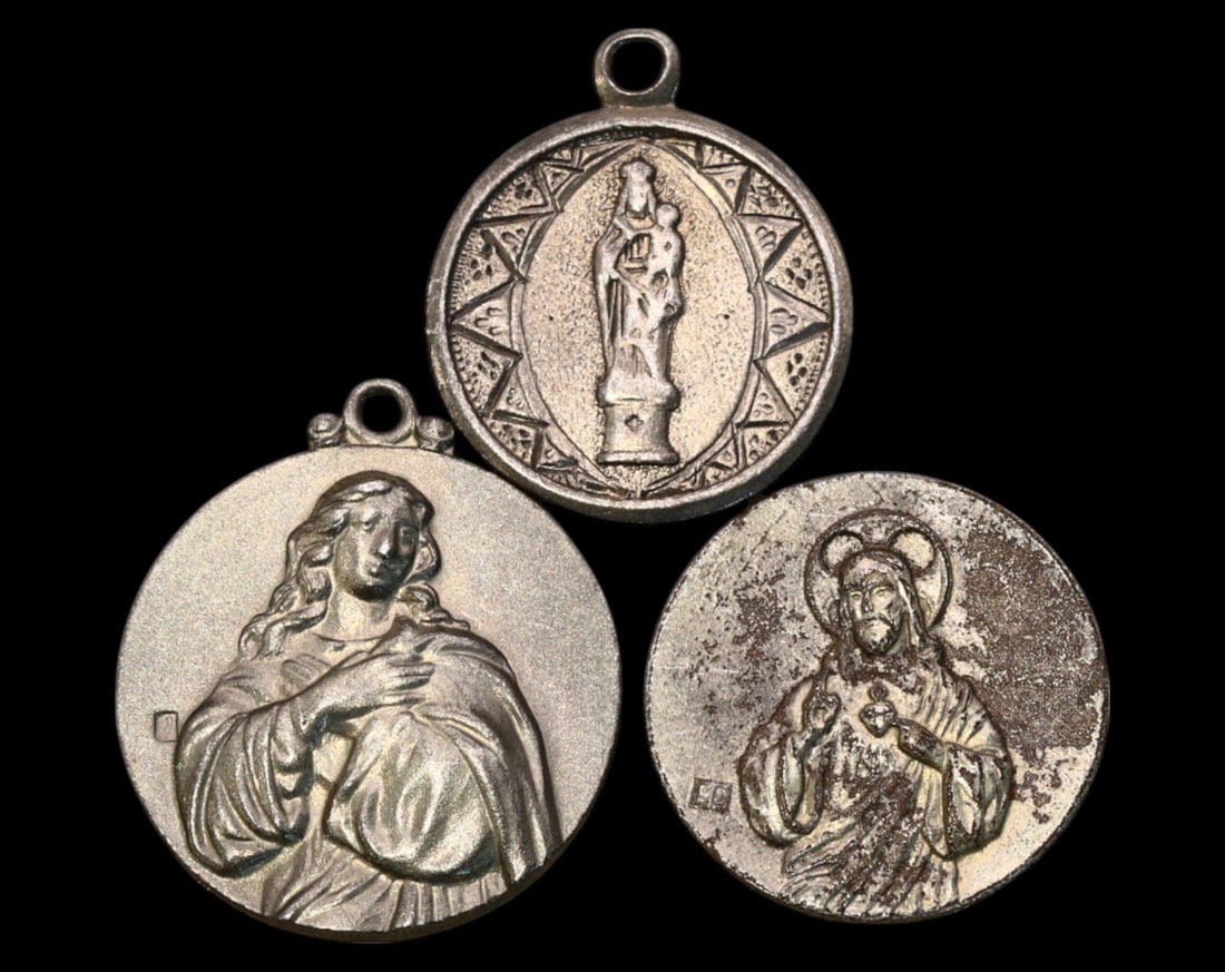 FRANCE: Sacred Heart & Virgin Mary Religious Medals - Silvered Bronze, 19th-20th Century (Lot of 3): A collection of three finely crafted religious medals, each struck in silvered bronze, with an average diameter of 2-2.2 cm and a combined weight of 5.9g. These devotional pieces feature intricate dep