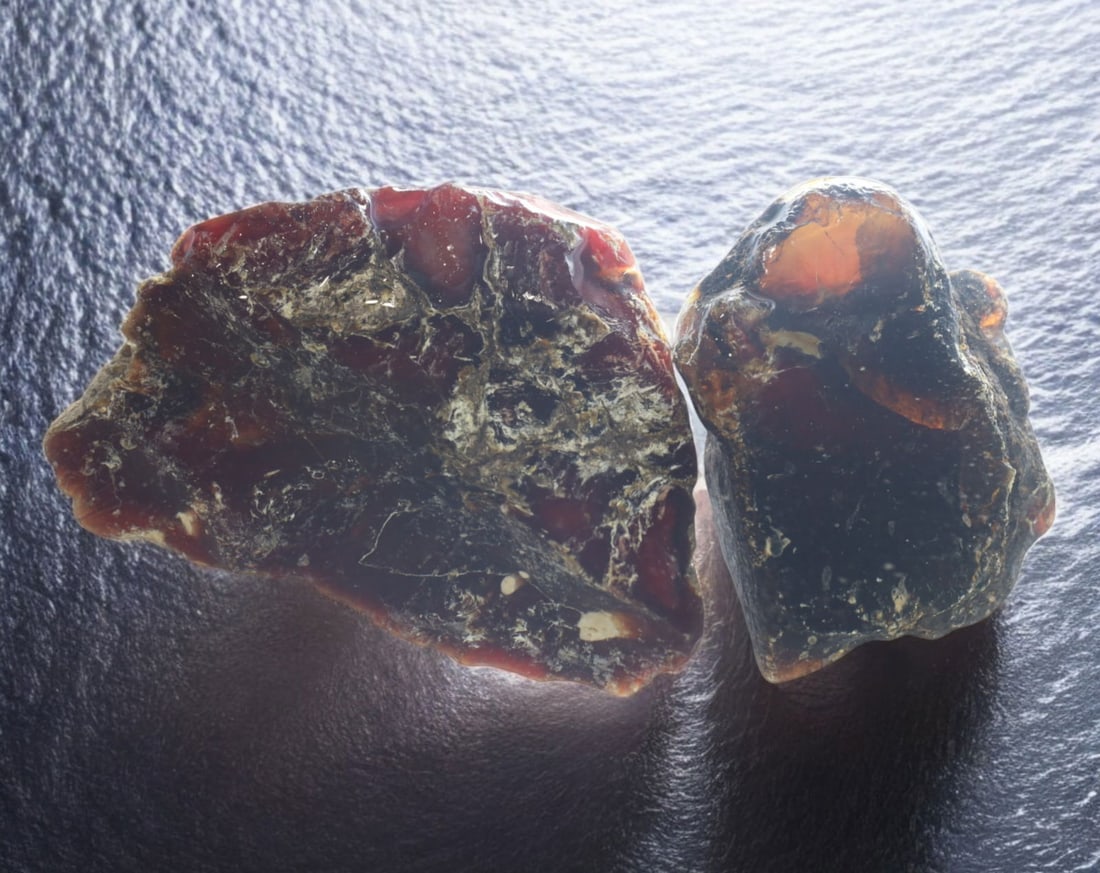 NATURAL: Baltic Amber Specimen Rough - 122g,6.5-8cm, Fossilized Tree Resin: A stunning set of raw Baltic amber specimens, these unpolished pieces display rich golden hues with deep brown inclusions, characteristic of high-quality fossilized tree resin. The translucency and na