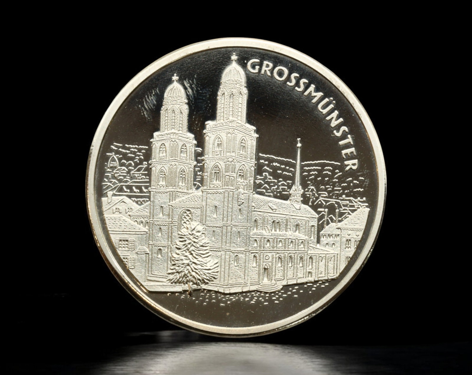 SWITZERLAND: Zurich Grossmunster Commemorative Medal - Zurcher Stadtansichten Series: A beautifully designed Zurich Grossm?nster commemorative medal, struck in a silvered alloy, measuring 40mm in diameter and weighing 37g, part of the "Zurcher Stadtansichten" (Views of Zurich) series. 