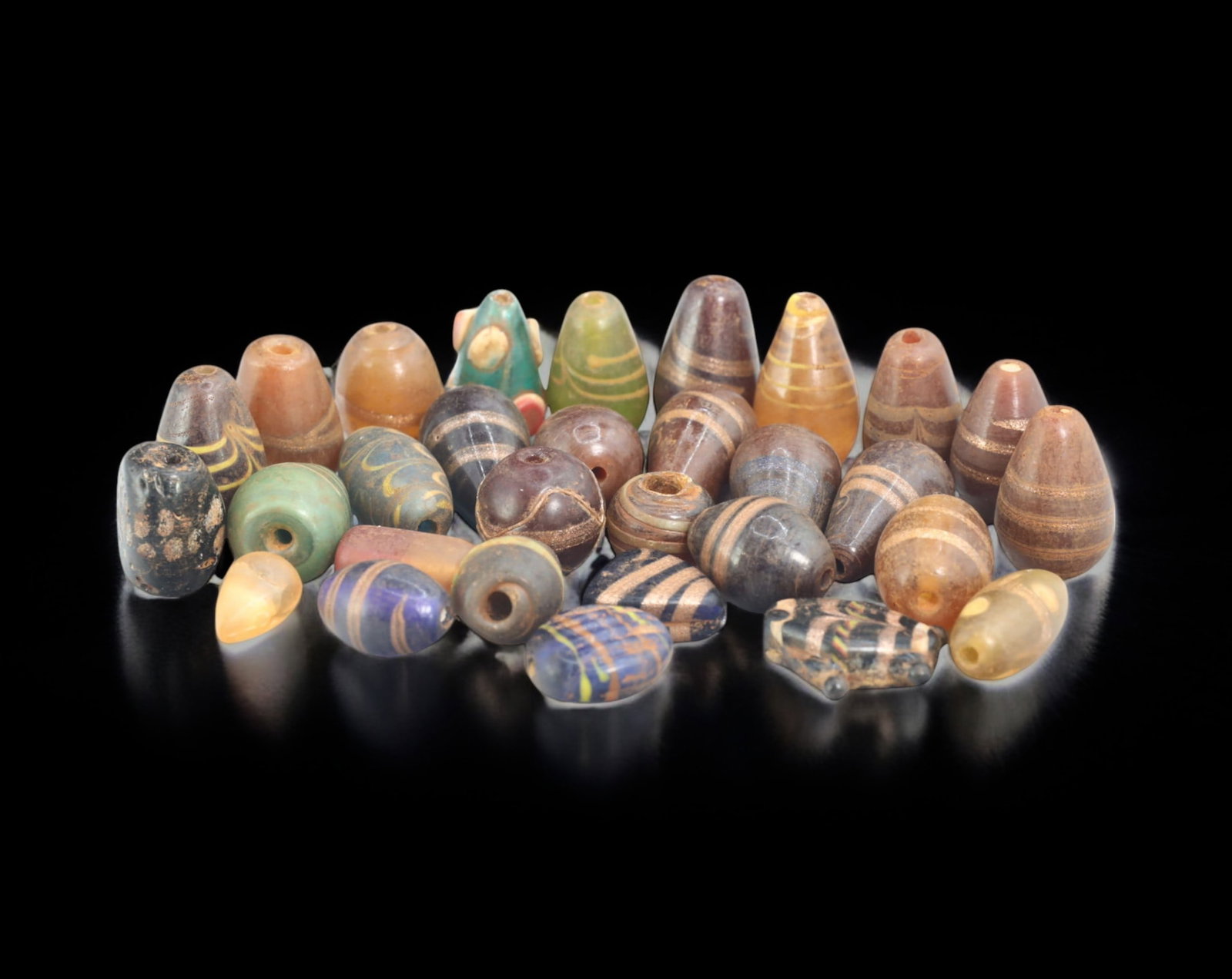 Collection of Vintage Art Glass Beads - Antique & Handmade, 187g: A captivating assortment of vintage and antique art glass beads, showcasing masterful craftsmanship and unique design elements. These handcrafted beads exhibit intricate detailing, applied textures, a