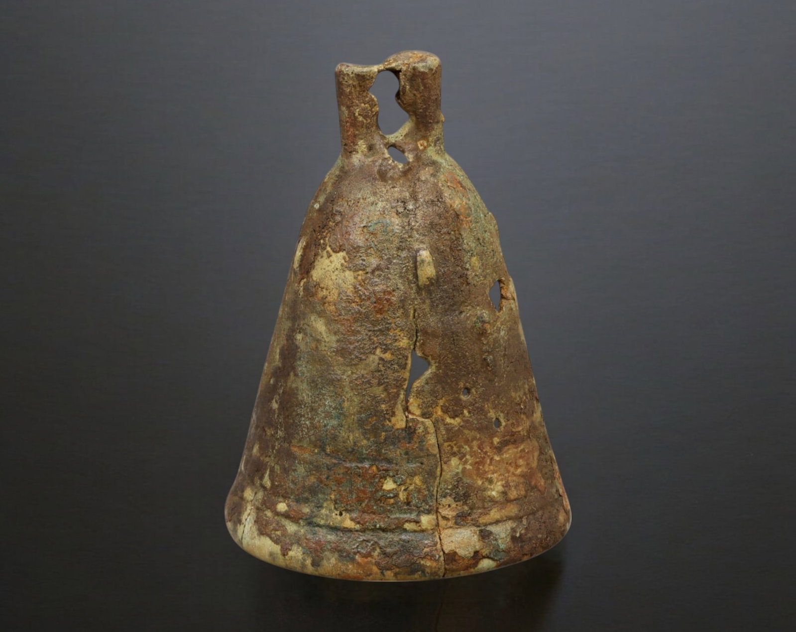 CRUSADER ERA: Bronze Bell - 4x9cm, 397g, Aged Patina & Historical Character: A remarkable bronze bell from the Crusader era, measuring 4x9cm and weighing 397g. Featuring a robust, conical form with a looped suspension handle, this piece bears natural patination and signs of ce
