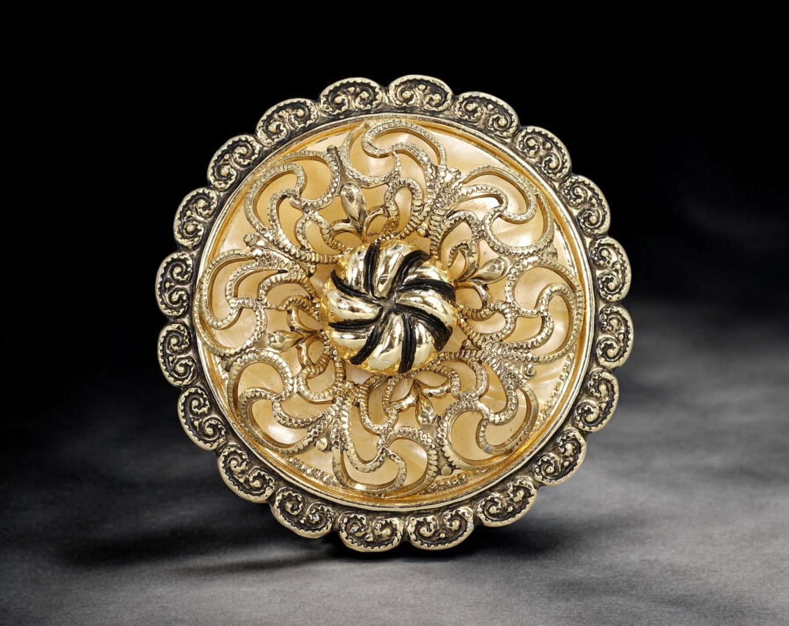 MID-CENTURY MODERNIST: Brooch - Gilded Scrollwork Medallion, West Germany, 3.5cm (10g): A finely cast Mid-Century Modernist brooch from West Germany, featuring a symmetrical medallion design in bright gold-tone metal with intricate scrollwork. Measuring 3.5 cm in diameter and weighing 10