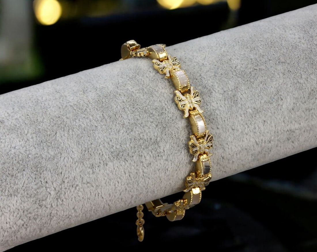VINTAGE GOLD-TONE BUTTERFLY LINK BRACELET - Faux Pearl Inlay, 25cm: A beautifully designed vintage gold-tone bracelet, measuring 25 cm in length and weighing 15g, featuring delicate butterfly-shaped links accented with faux pearl inlays. The intricate metalwork showca