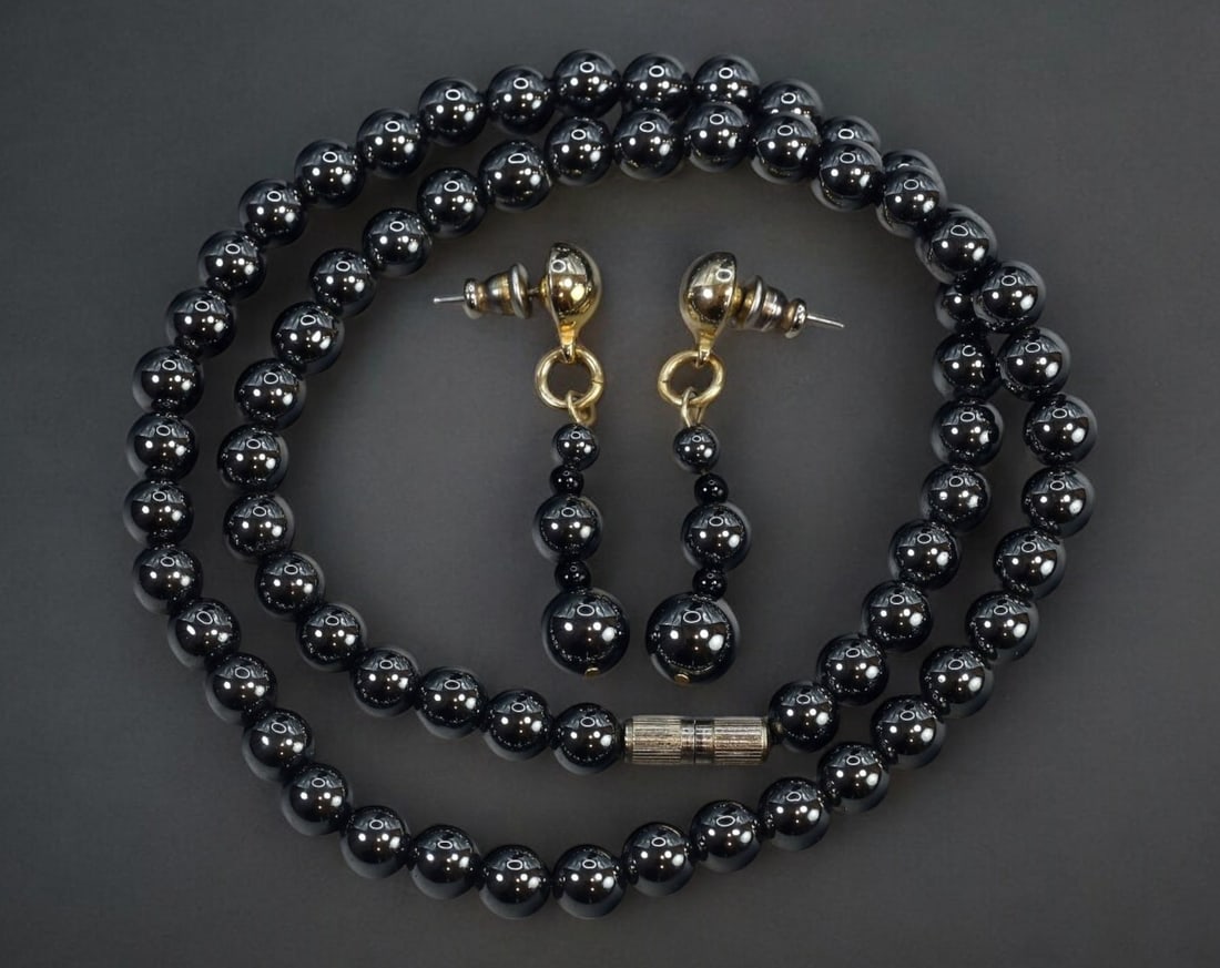 VINTAGE: Hematite Bead Necklace & Earrings Set - 40cm Necklace, 4cm Earrings, 48g: A sleek and sophisticated vintage jewelry set, featuring a lustrous hematite bead necklace paired with matching dangle earrings. The necklace measures 40cm in length, strung with highly polished hemat