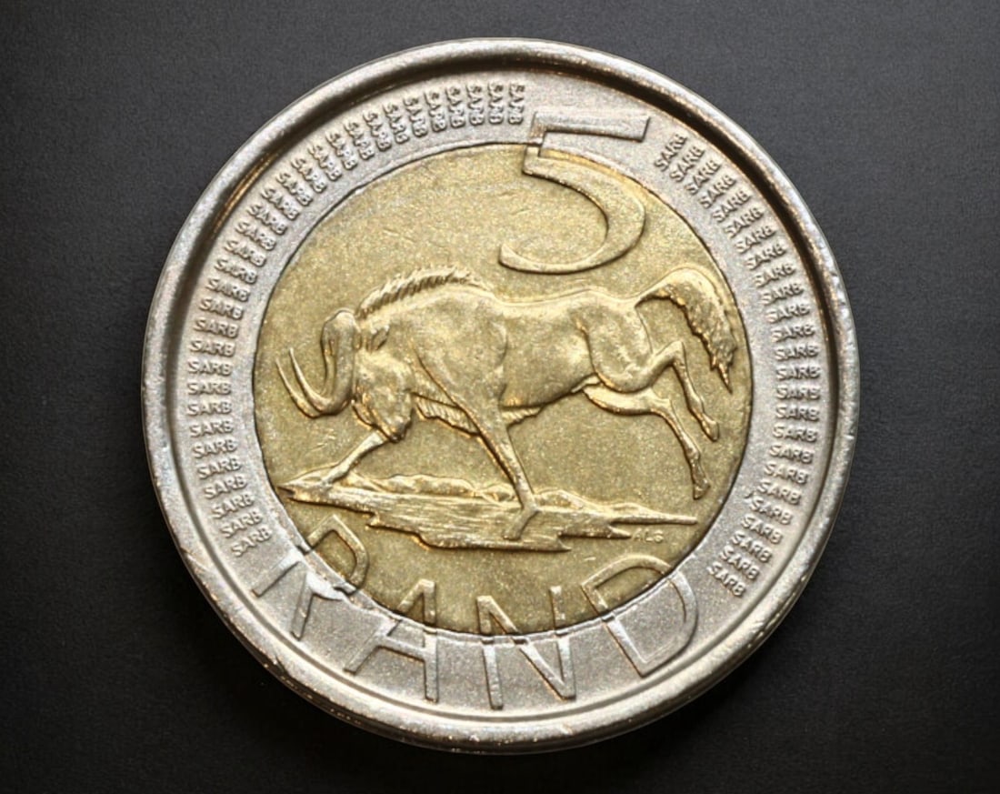 SOUTH AFRICA: 5 Rand Coin - Blue Wildebeest, 2005: A bimetallic 5 Rand coin from South Africa, minted in 2005, measuring 2.5cm in diameter and weighing 9.4g. The obverse features the South African coat of arms, with the inscriptions "AFRIKA DZONGA" an