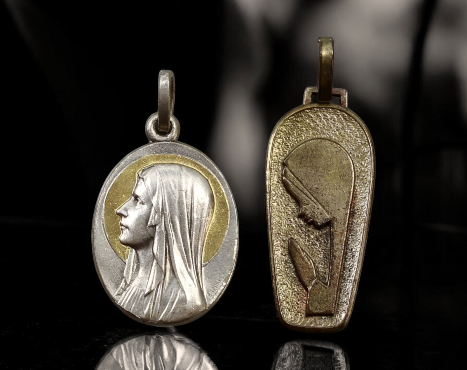 PORTUGAL/FRANCE: Our Lady of Fatima & Lourdes Religious Medals - Silvered Alloy, 20th Century 2 pcs.: An elegant pair of silvered devotional medals, each measuring between 2 and 2.5 cm and weighing a total of 6g, representing two of the most significant Marian apparition sites in Catholic history-Fati