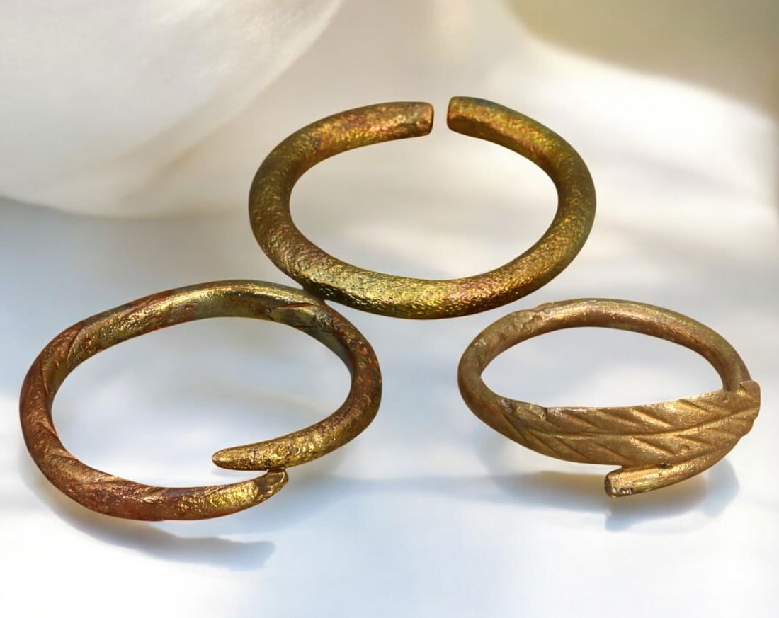 NIGERIA: Dorome Tribe Cast Brass Ring Tokens - Early Transport Currency, 3pcs, 2.3-3cm, 16g: A rare set of cast brass Dorome tokens, historically used by the Dorome people of Nigeria as fare payments for donkey cart transportation. These rings functioned as primitive currency, akin to proto-m