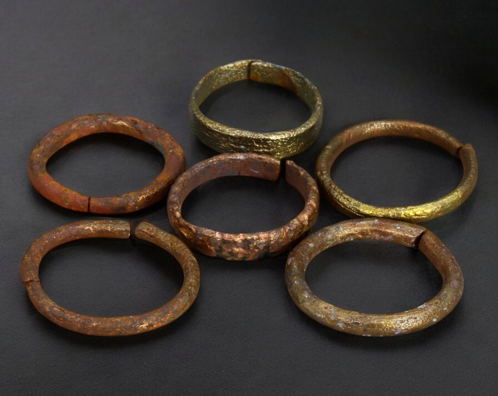 NIGERIA: Dorome Tribe Cast Brass Ring Tokens - Early Transport Currency, 6pcs, 2.5-3cm, 32g: A rare set of cast brass Dorome tokens, historically used by the Dorome people of Nigeria as fare payments for donkey cart transportation. These rings functioned as primitive currency, akin to proto-m