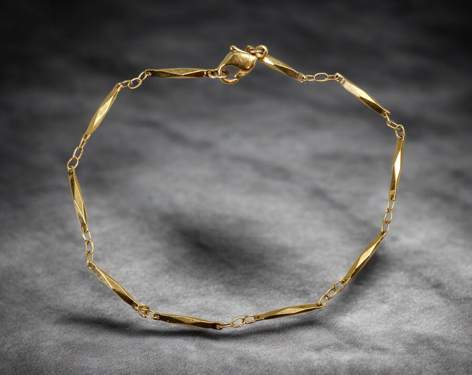 MID-CENTURY MODERNIST: Bracelet - Gold-Tone Twisted Bar Link Chain, 23cm (4g): Minimal yet refined, this Mid-Century Modernist bracelet is composed of elongated twisted bar links in gold-tone metal, joined by fine oval connectors. Measuring 23 cm in length and weighing just 4 gr