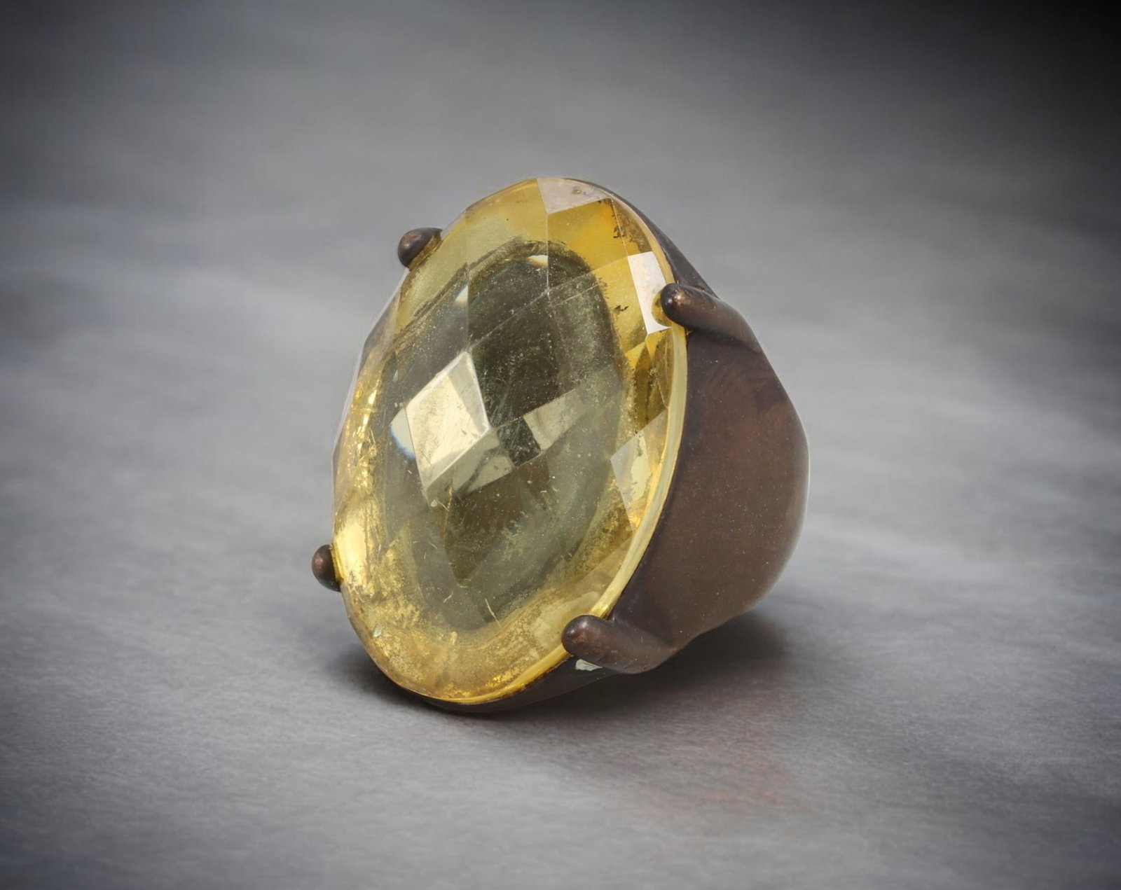 RETRO MODERN: Ring - Oversized Yellow Faceted Stone in Bronze-Tone Mount, US 8 (16g): An unapologetically bold Retro Modern ring featuring a large, lemon-yellow faceted stone held in a heavy bronze-tone prong setting. The low-profile mount curves organically into a wide shank, anchorin