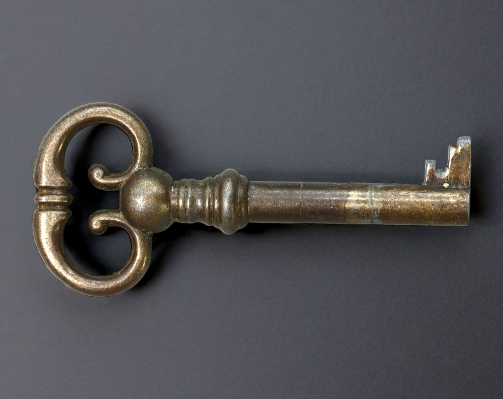 EUROPE: 19th Century - Brass Barrel Key, Skeleton Bit Design (64mm x 24mm, 16.1g) (1 of 2)