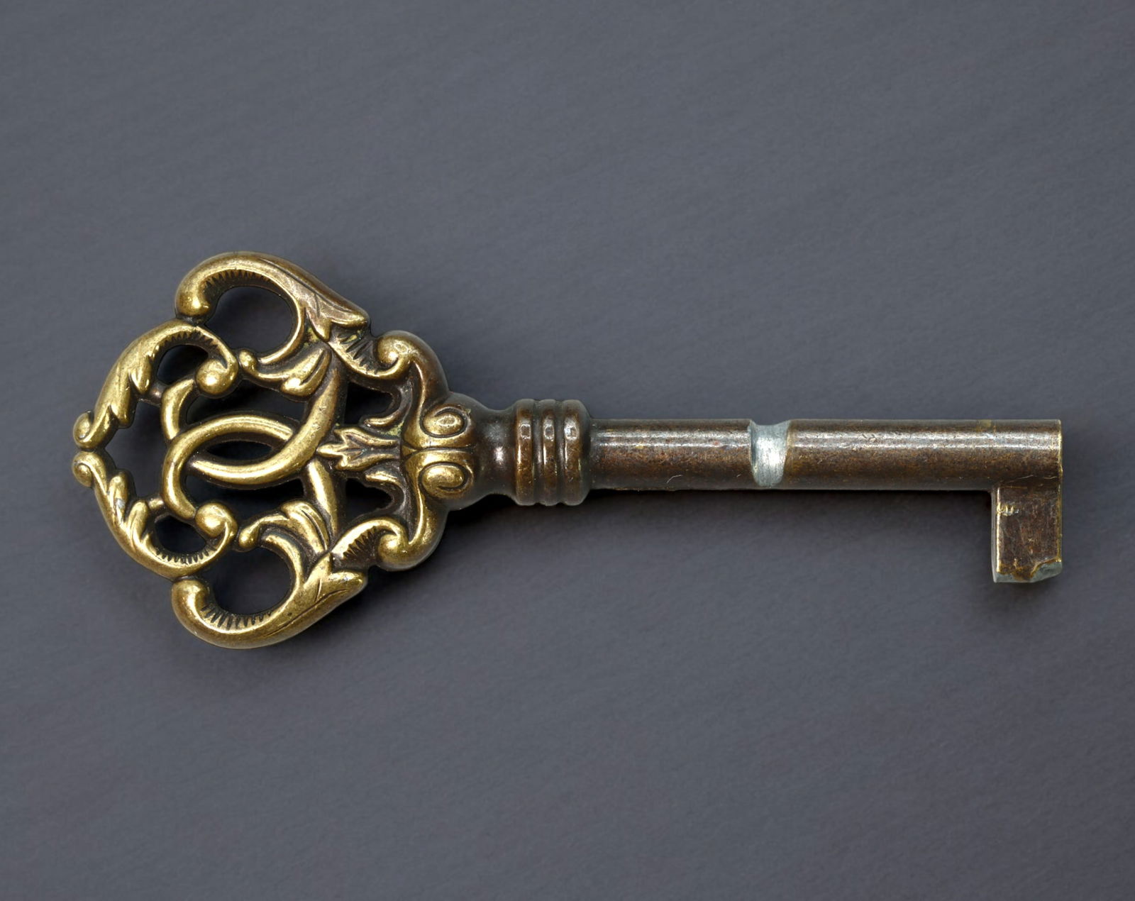EUROPE: Late 19th Century - Brass Barrel Key, Baroque Acanthus Scrollwork Bow (83mm x 34mm, 23.3g) (1 of 2)