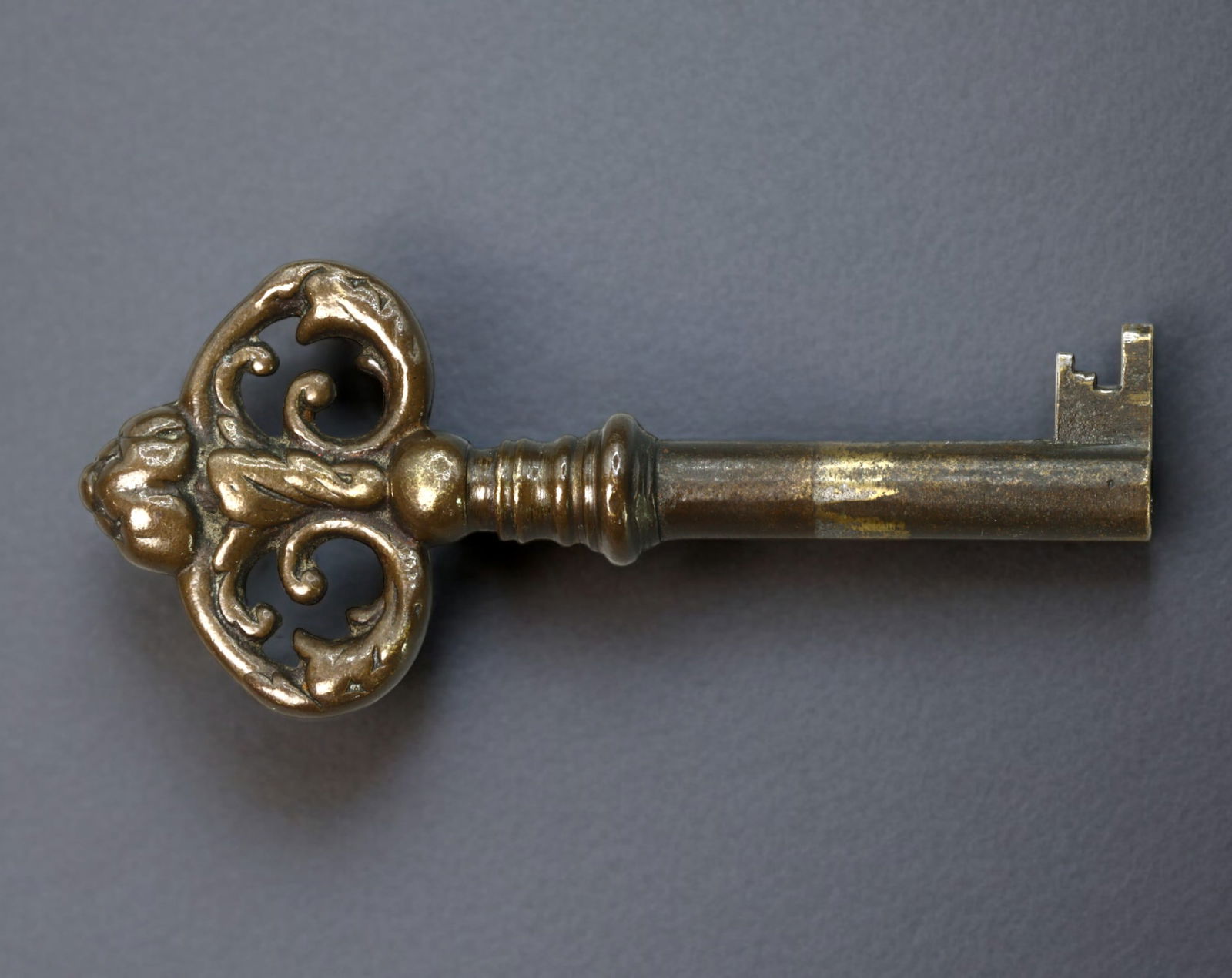EUROPE: 19th Century - Brass Barrel Key, Rococo Floral Bow (66mm x 29mm, 17.8g) (1 of 2)