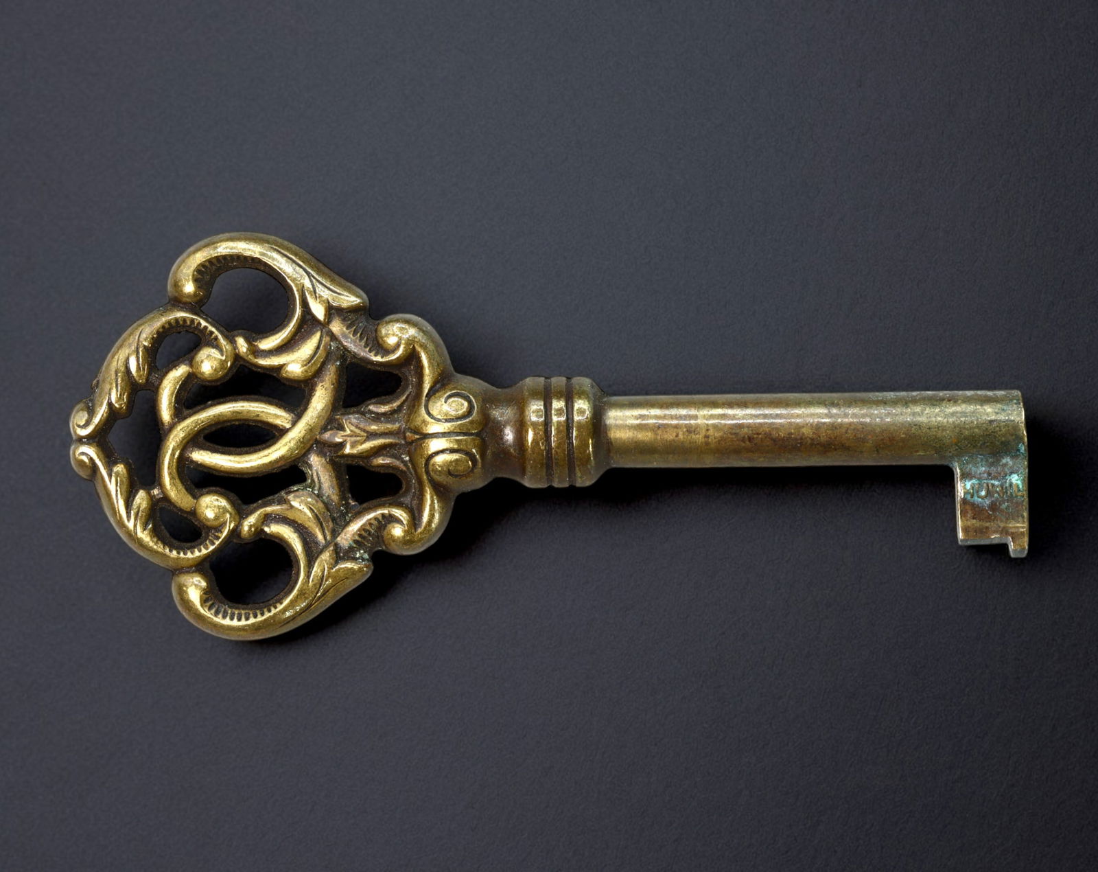 EUROPE: Late 19th Century - Brass Barrel Key, Baroque Acanthus Scrollwork Bow (78x34mm, 21.6g) (1 of 2)