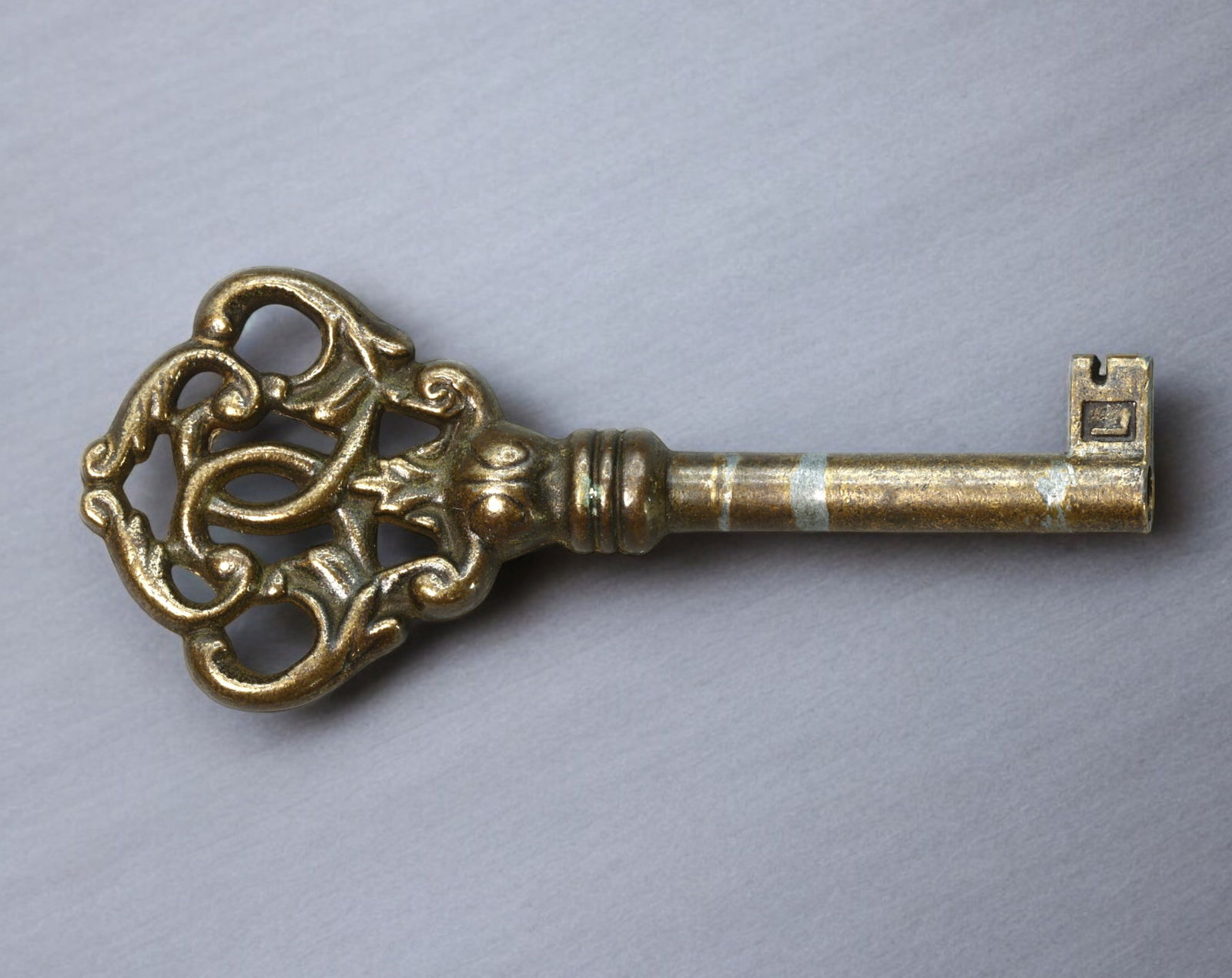 EUROPE: 19th Century - Brass Barrel Key, Rococo Acanthus Bow with Rectilinear Bit (80x33mm, 23.5g) (1 of 2)