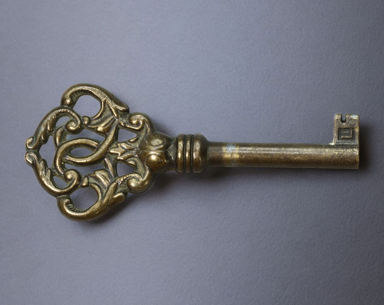 EUROPE: 19th Century - Brass Barrel Key, Rococo Acanthus Bow with Rectangular Bit (80x33mm, 23.9g) (1 of 2)