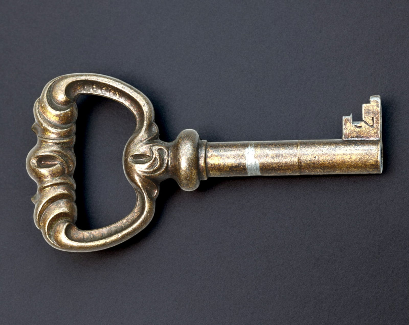 EUROPE: Mid-19th Century - Brass Barrel Key, Grooved "Heart" Bow with Stepped Bit (62x30mm, 18.8g) (1 of 2)