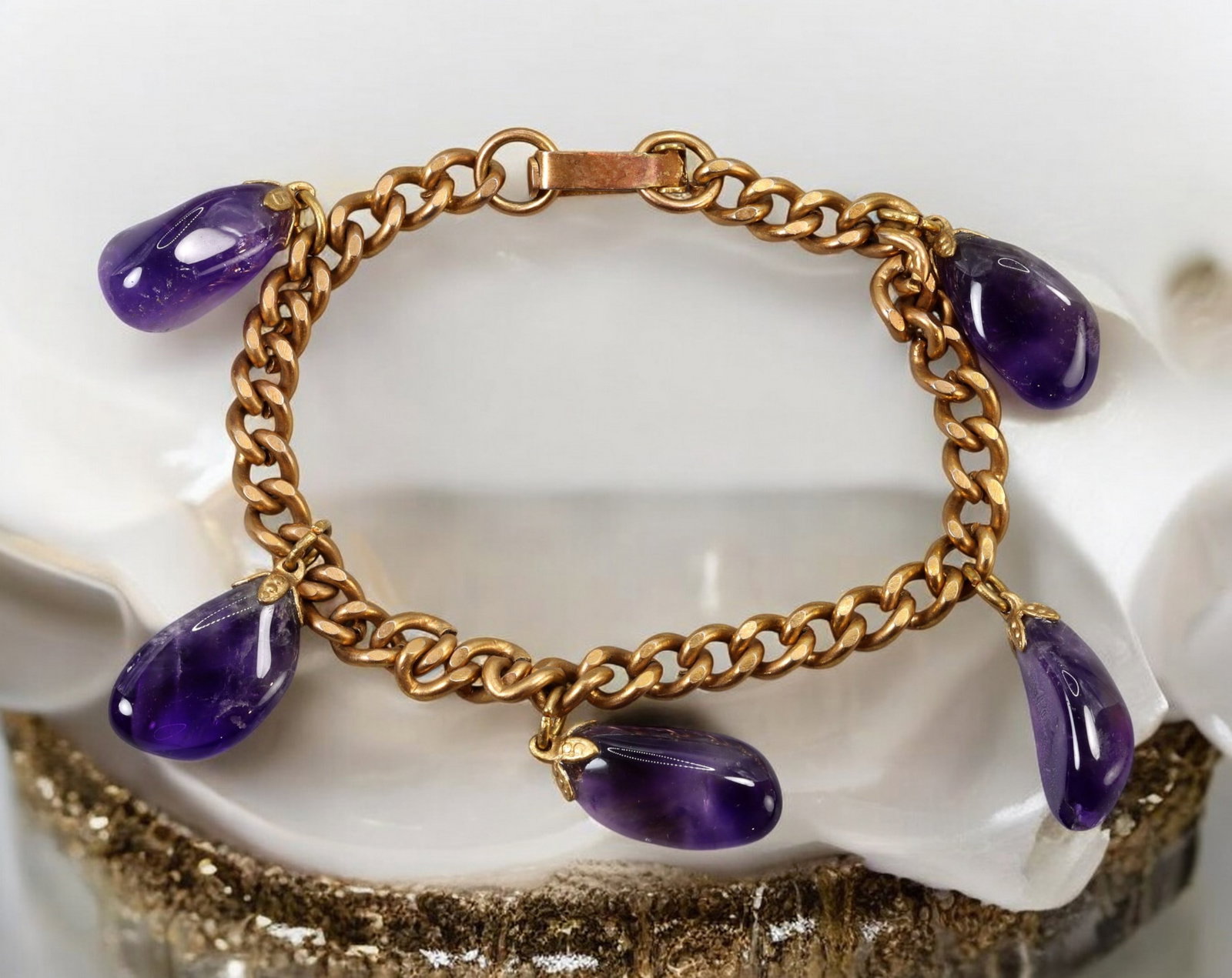 MID-CENTURY MODERN: Bracelet - Gilt Curb Chain with Polished Amethyst Drops, 18.5cm (19g): A charming Mid-Century Modern bracelet composed of a warm gilt curb chain suspending five polished amethyst teardrop charms. Measuring 18.5 cm in length and weighing 19 grams, the bracelet balances ta